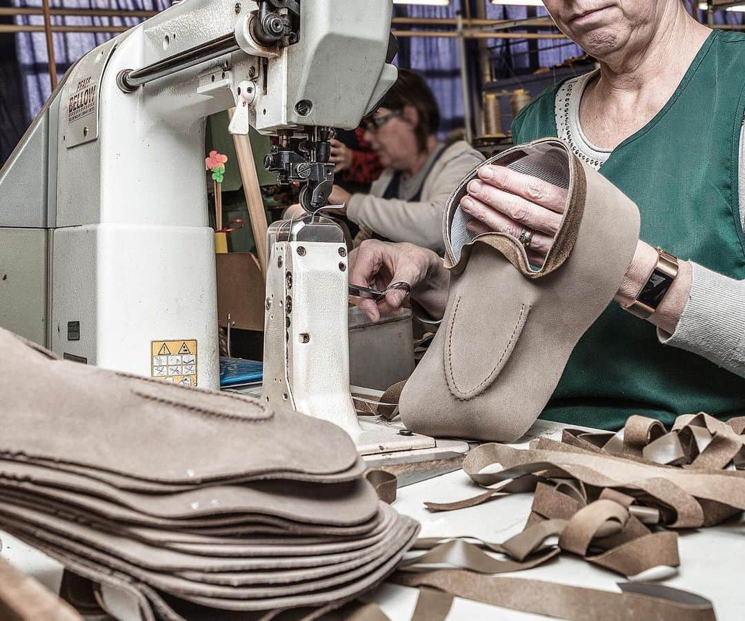 のインスタグラム：「In The Making – Camden in Mushroom Suede . The Closing room machinists are highly skilled, requiring excellent hand-eye coordination. Here, the binding is being carefully stitched to the upper of the Camden. . #crockettandjones #madetobeworn #inthemaking #craft #factory #northampton #ss19 #loafer」