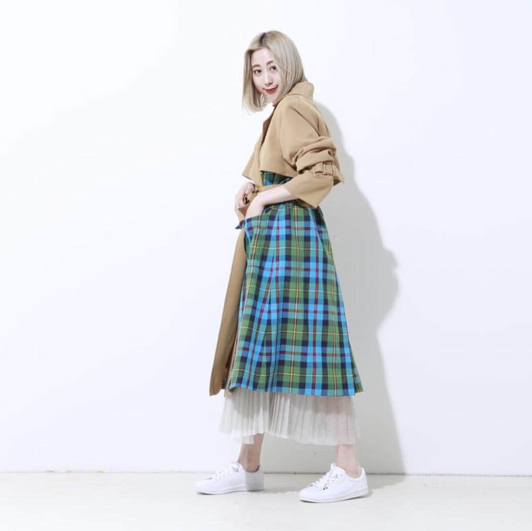 のインスタグラム：「. 3/20(WED)よりフランス生まれのスポーツブランド、 「le coq sportif (ルコック スポルティフ)」による別注モデル ‟LA ROLAND LE AT”を発売いたします｡  今回の別注アイテムはatmos pink限定カラーが2色展開で登場。 クラシックな雰囲気漂う『LA ROLAND』はオールホワイトの シンプルなカラーリングがクリーンな印象で人気のモデル。 春に咲くミモザをイメージして作ったイエローカラーは、 イエローのステッチが着こなしのさりげないアクセントとなり、 春に向けて明るいカラーのシューズを履きたい季節にぴったりな1足。 もう一色はフランスで誕生した「le coq sportif」を 象徴するトリコロールカラーを使用。 ロゴをトリコロールカラーのグラデーションで配し、 かかとにはシャイニーなシルバーを施しシンプルながらも こだわりが詰まった1足となっております。 本アイテムは2019年3月20日(水)より、 atmos、Sports Lab by atmos、atmos pink各店(一部取扱のない店舗もございます)、 オンラインストアにて発売中。 . #atmos#atmostokyo#atmospink#lecoqsportif #アトモス#アトモスピンク#ルコック」