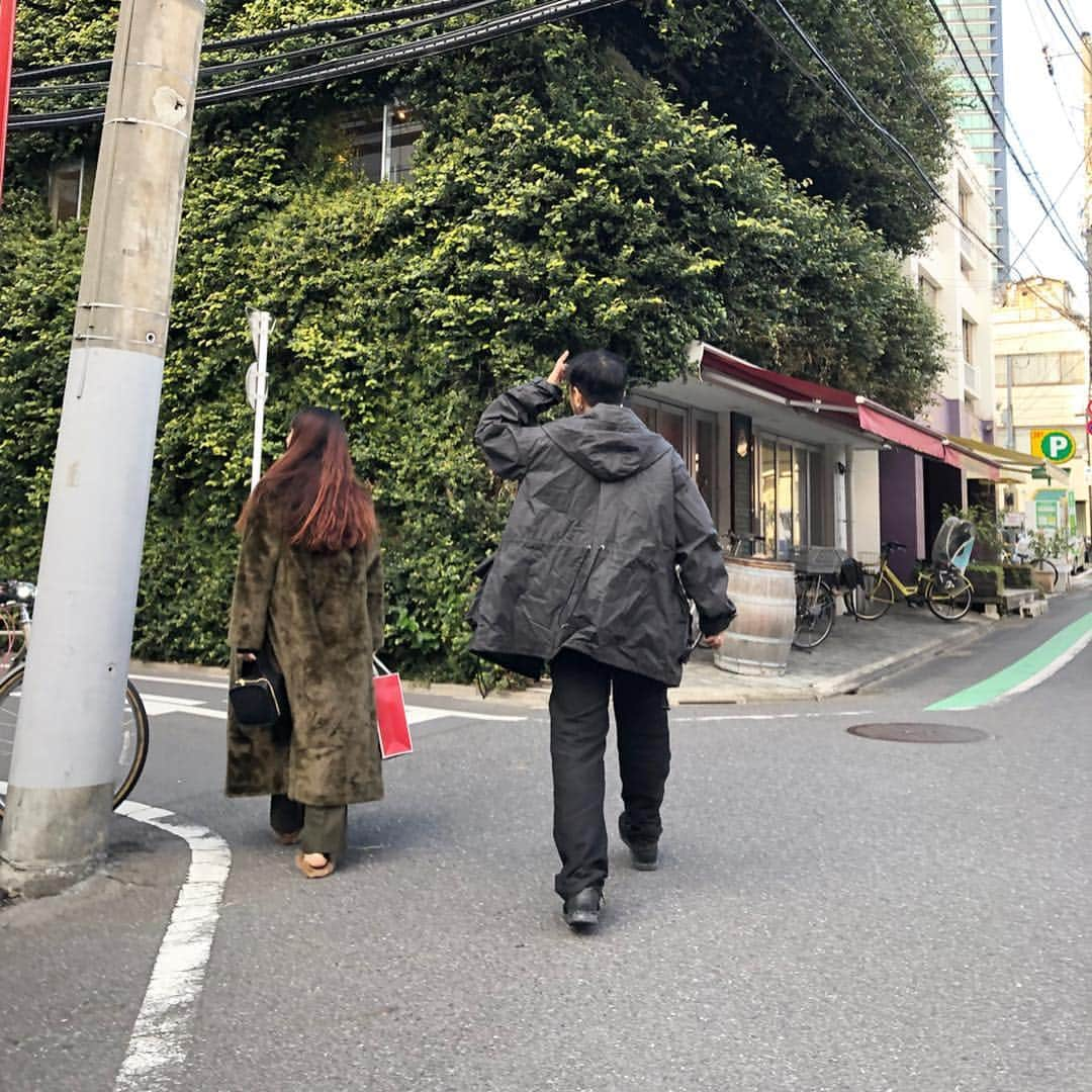 大田由香梨さんのインスタグラム写真 - (大田由香梨Instagram)「Leather Mini Book Bag ❤︎❤︎❤︎ 3／22 19：00〜  Web Shopにて販売いたします❤︎ 本当に沢山のリクエストを頂きありがとうございました❤︎ 合わせて、レザーのウォレットとcanvasのマルチポーチも入荷いたします❤︎ どうぞよろしくお願い致します❤️ #lifestylist #leather #minibookbag #black  #Fashionstylist #spring #miniwallet  #wallet #mulchporch #Lifeisbeautiful #Bagと想い出 ※ ご質問はこちらにメールくださいませ☺️🙏🏻✉️」3月20日 21時09分 - otayukari