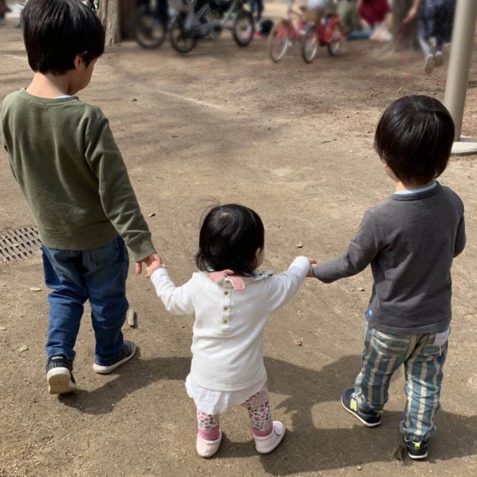 妃咲せあらのインスタグラム：「親戚のお兄ちゃんに手をひかれて🌸 こないだから公園デビューしたものの真夏が来る前に日差しのキツさにやられてしまいそうです、、、 #一歳二ヶ月」