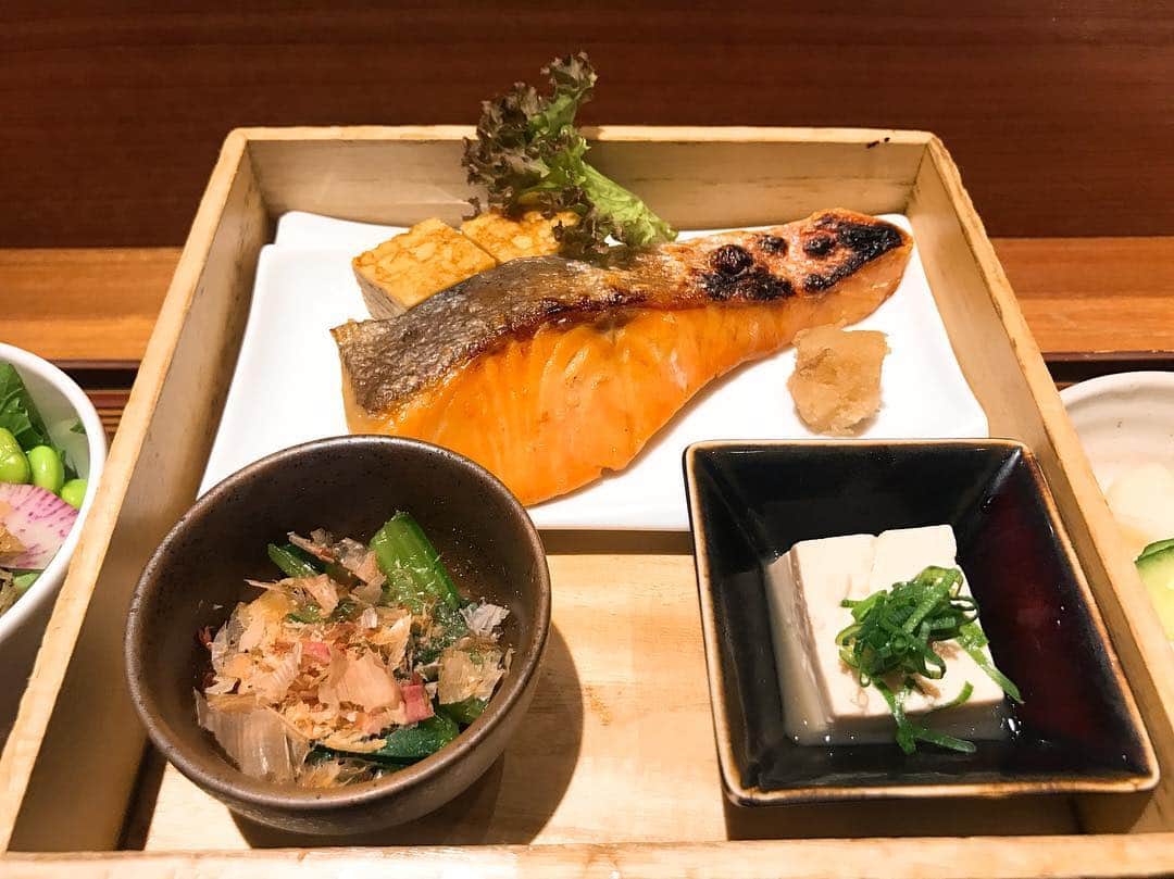 西谷綾子のインスタグラム：「✴︎ 早朝に慌ただしく家を出てしまい…💨 1日のスタートに大事な朝ご飯を抜いてしまった私は、 飛行機に乗る前に🌟🤗 ・ 分厚い鮭の身はビシッと締まっているのに箸を入れるとホロリとほぐれる😳皮はカリッと香ばしく、メッチャ美味しい💓効能も素晴らしいんですよ👍🤓 ・ こんなに美肌効果があるとは😳📝 シワや肌のクスミーー。 女性はもちろん、男性も「避けて通りたい」ですよね。 実年齢より老けて見られてしまいますから😭😱😢 ・ 詳しくは日刊ゲンダイ♡「カラダを変える‼︎健康レストラン」駅やコンビニでチェックしてね😋 ・ 【BaSRC練習会】 3/21(木・祝)15:00〜駒沢公園にて♡ http://basrc.spo-sta.com 平日の夜厳しい方はこの機会に是非っ🌟😊 練習会30分前までお申込みok👍👍😆 ・ #羽田空港 #ひとしなや #スタイリッシュな店構え #あさごはん #大事な時間 #脳の働きも活発に #体温も上がり #カラダがスムーズに #焼き鮭 #美肌効果 #他にも凄い効能 #いつまでも若々しく #美 #健康」