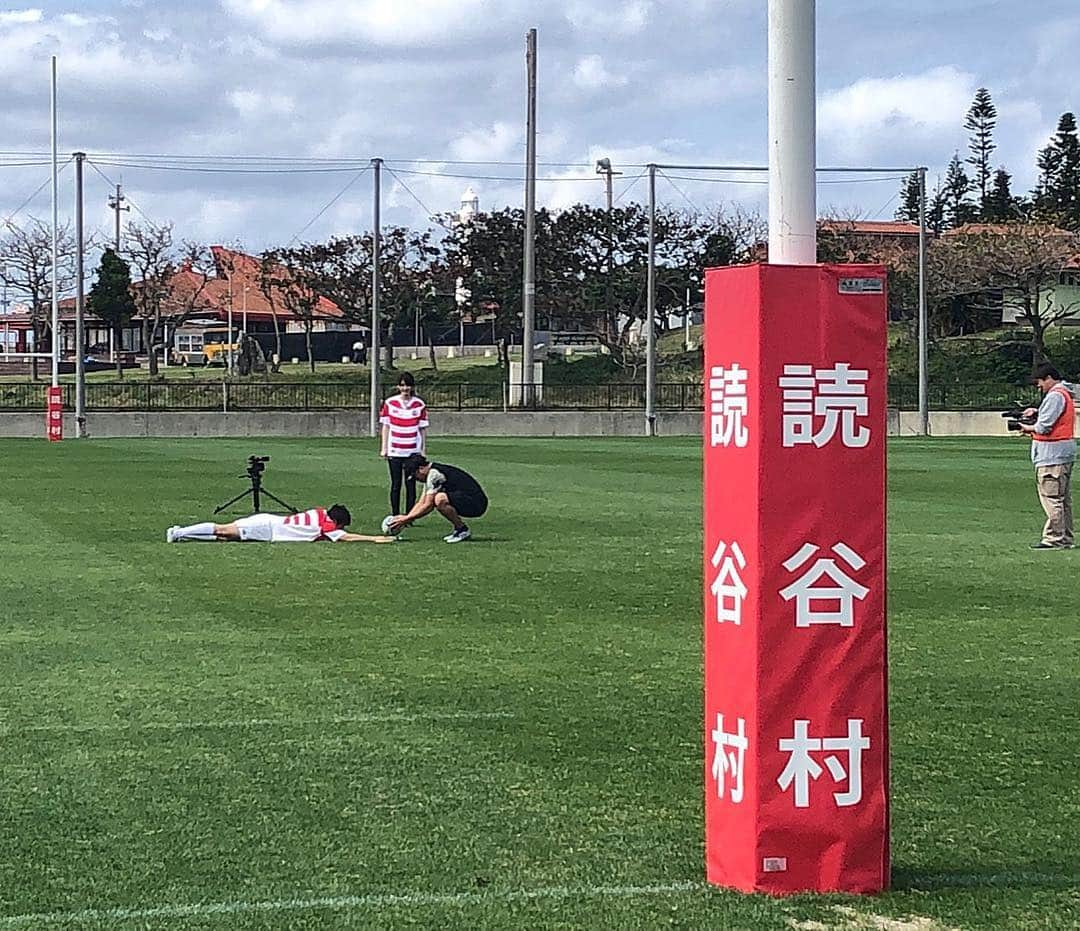 大西将太郎さんのインスタグラム写真 - (大西将太郎Instagram)「2日間みっちり沖縄ロケ！ みっちりすぎてこの衣装のまま飛行機乗って帰りました（笑） 山崎さん、安村さん スタッフの皆様 本当にありがとうございました。 また、代表選手のみんなとも会えて 非常に充実した時間でした。 この模様は4月の「ONE ラグビー」にて放送予定。放送日が近づいたらまた告知させていただきますね(^^) #沖縄 #残波岬 #ONEラグビー #日テレ #キック #ティー紛失 #山崎紘菜 #安村直樹」3月20日 21時22分 - shotaro12