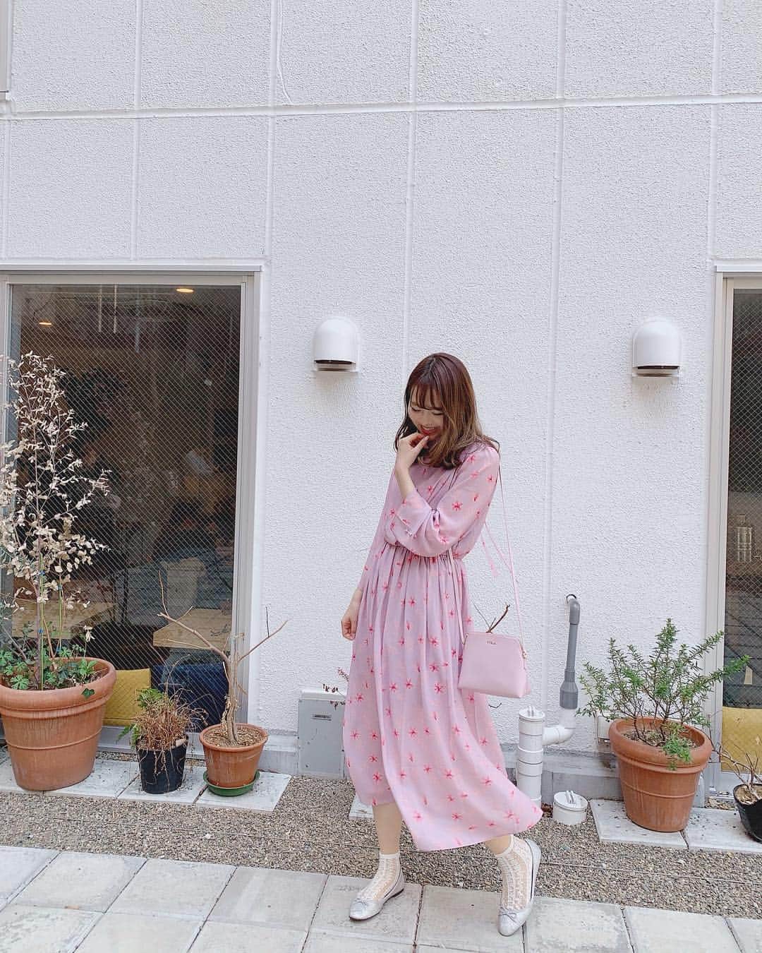のインスタグラム：「. 春服が一番すき〜🌷 . 花柄ワンピースは @lissi__boutique の💕 ラベンダーピンクみたいなカラーが好みすぎる〜🌸 シルエットも綺麗でお気に入り👗💕 ロング丈が落ち着く🥺💕 . lissiのサイトMASSAGE D'AMOUR ( @message__damour__official )がZOZOTOWNに今日オープンしたみたい💕open記念セールで¥3,000OFFクーポン🎟が発行されてたよ〜！今日だけの限定セールらしいので要チェックです🌷💭 . . #shihorin_code #lissiboutique #lissi__boutique #message__damour__official #messagedamour #onepiece #code #coordinate #fashion #frula #gu #コーデ #ファッション #今日のコーデ #春コーデ #春服コーデ #春服 #ワンピースコーデ #花柄ワンピース #高身長コーデ #おしゃれさんと繋がりたい #スウィートインスタ」