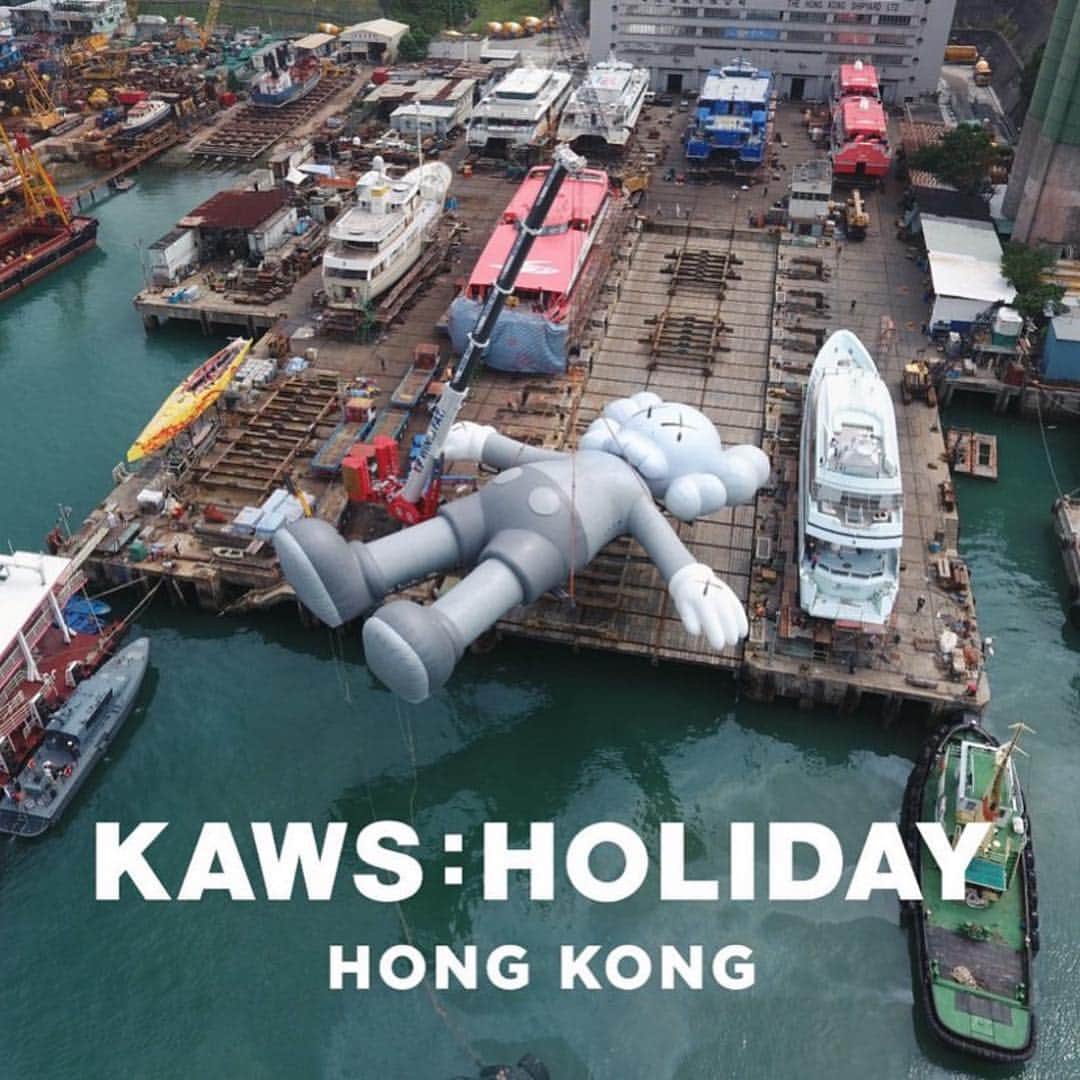KAWSONEさんのインスタグラム写真 - (KAWSONEInstagram)「I’m Happy to be back in HONG KONG! #Repost @sklamallrightsreserved ・・・ Are you ready to meet KAWS:HOLIDAY Hk on 22nd ? 🚢 @kaws  KAWS:HOLIDAY HONG KONG - Opening Ceremony:  Date: 22 March 2019  Time: 2:15pm  Venue: Hong Kong's Victoria Harbour  Ceremony Venue: Central and Western District Promenade (Central Section) *The opening ceremony and area around the artwork will be closed if inclement weather condition happens. Stay tuned for the announcements here. Drone flying is not allowed along Victoria Harbour. Do not suggest anyone to use drone for filming during the exhibition period. 《KAWS:HOLIDAY》香港站已經準備就緒，將會係星期五同大家見面！Are you ready？ 《KAWS:HOLIDAY》香港站開幕活動：  日期：3月22日（週五）  時間：下午2時15分  展出地點：香港維多利亞港  活動地點：中西區海濱長廊（中環段） *如遇惡劣天氣，《KAWS:HOLIDAY》香港站及開幕活動將會暫停，屆時請留意此專頁最新公佈。維港兩岸為無人機禁飛區，大會不建議任何人於活動現場使用無人機進行航拍，敬請留意。  @kaws #KAWS #KAWSHOLIDAY #AllRightsReserved #ddtstore #DiscoverHongKong #HKArtsMonth #AsiaMiles」3月20日 21時17分 - kaws