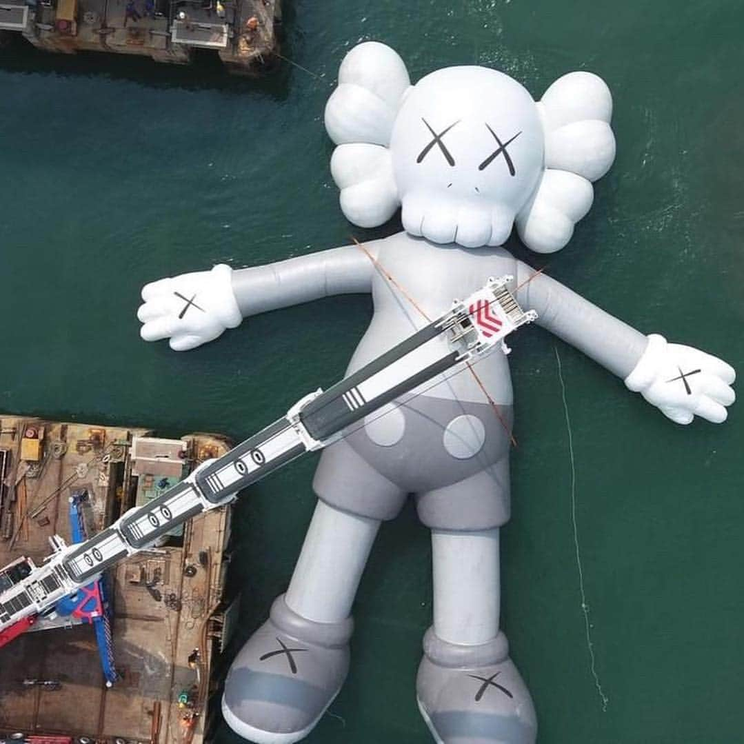 KAWSONEさんのインスタグラム写真 - (KAWSONEInstagram)「I’m Happy to be back in HONG KONG! #Repost @sklamallrightsreserved ・・・ Are you ready to meet KAWS:HOLIDAY Hk on 22nd ? 🚢 @kaws  KAWS:HOLIDAY HONG KONG - Opening Ceremony:  Date: 22 March 2019  Time: 2:15pm  Venue: Hong Kong's Victoria Harbour  Ceremony Venue: Central and Western District Promenade (Central Section) *The opening ceremony and area around the artwork will be closed if inclement weather condition happens. Stay tuned for the announcements here. Drone flying is not allowed along Victoria Harbour. Do not suggest anyone to use drone for filming during the exhibition period. 《KAWS:HOLIDAY》香港站已經準備就緒，將會係星期五同大家見面！Are you ready？ 《KAWS:HOLIDAY》香港站開幕活動：  日期：3月22日（週五）  時間：下午2時15分  展出地點：香港維多利亞港  活動地點：中西區海濱長廊（中環段） *如遇惡劣天氣，《KAWS:HOLIDAY》香港站及開幕活動將會暫停，屆時請留意此專頁最新公佈。維港兩岸為無人機禁飛區，大會不建議任何人於活動現場使用無人機進行航拍，敬請留意。  @kaws #KAWS #KAWSHOLIDAY #AllRightsReserved #ddtstore #DiscoverHongKong #HKArtsMonth #AsiaMiles」3月20日 21時17分 - kaws