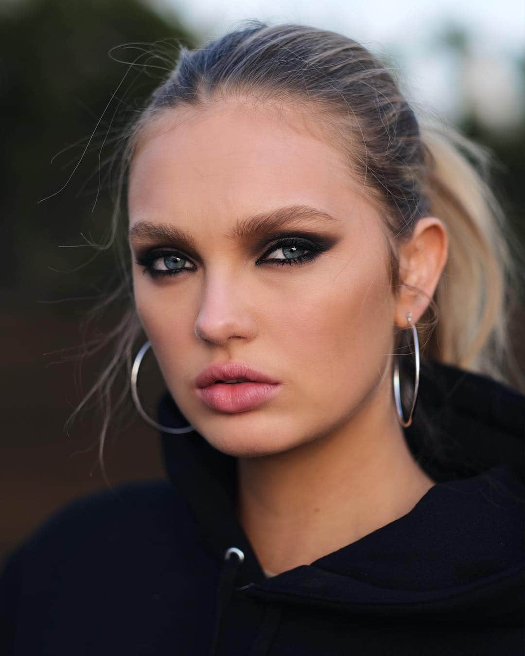 ロミー・ストリドさんのインスタグラム写真 - (ロミー・ストリドInstagram)「Smokey smokey ®️」3月20日 21時18分 - romeestrijd