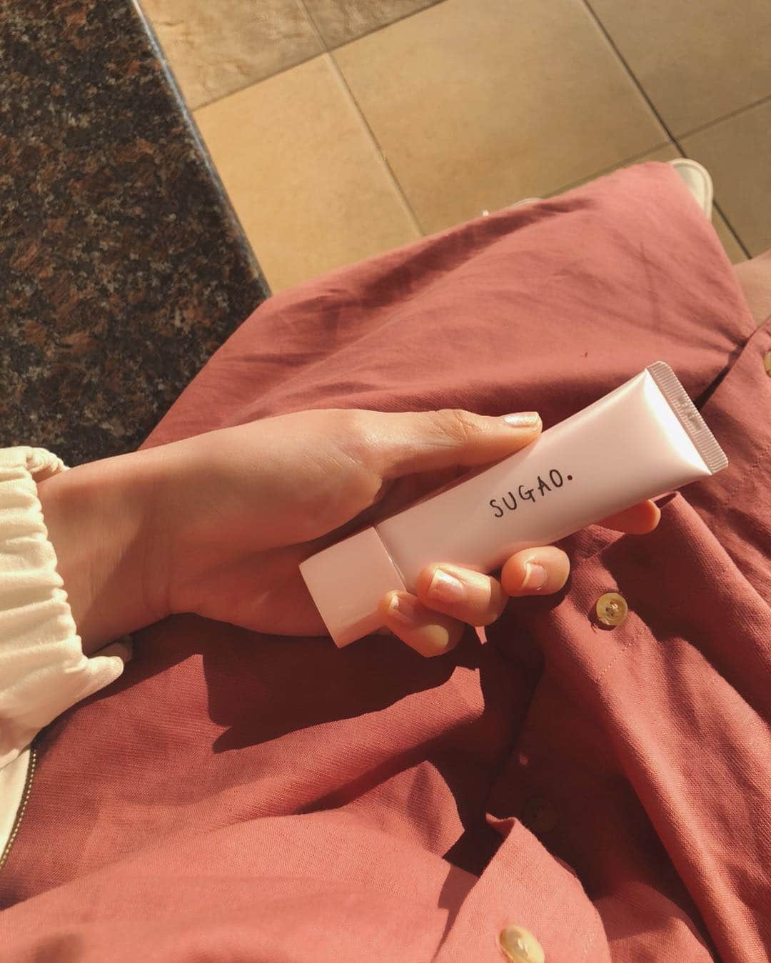 のインスタグラム：「よかったもの。﻿ ﻿ ﻿ ﻿ SUGAOの新作のベースが届きました。﻿ 少しピンクがかったムース状のホイップ。﻿ 自然と素肌がきれいにみえる仕上がり☺︎﻿ 真っ白は苦手なので、この血色感すきです。﻿ ﻿ 私はいつも上から軽くBBクリームをのせてます。﻿ イエローベースなので、下地はやっぱりピンクがおちつくなぁ。﻿ ﻿ #SUGAO さんありがとうございました。﻿ ﻿ #シロネコ肌 #透明感 #スノーホイップクリーム #ロート製薬_PR﻿ ﻿」