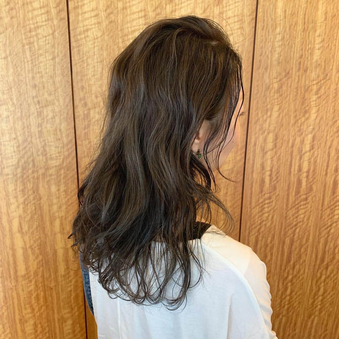 のインスタグラム：「cut&perm&color✂︎ 北海道から😭😭😭嬉しすぎた🙈💕 ハイライト入れて後れ毛作って色落ち楽しむcolor☻ またお会い出来ますように〜⭐︎ありがとうございました🙏🏻✨ ・・・ #ヘアスタイル #uアレンジ #ハイライト」
