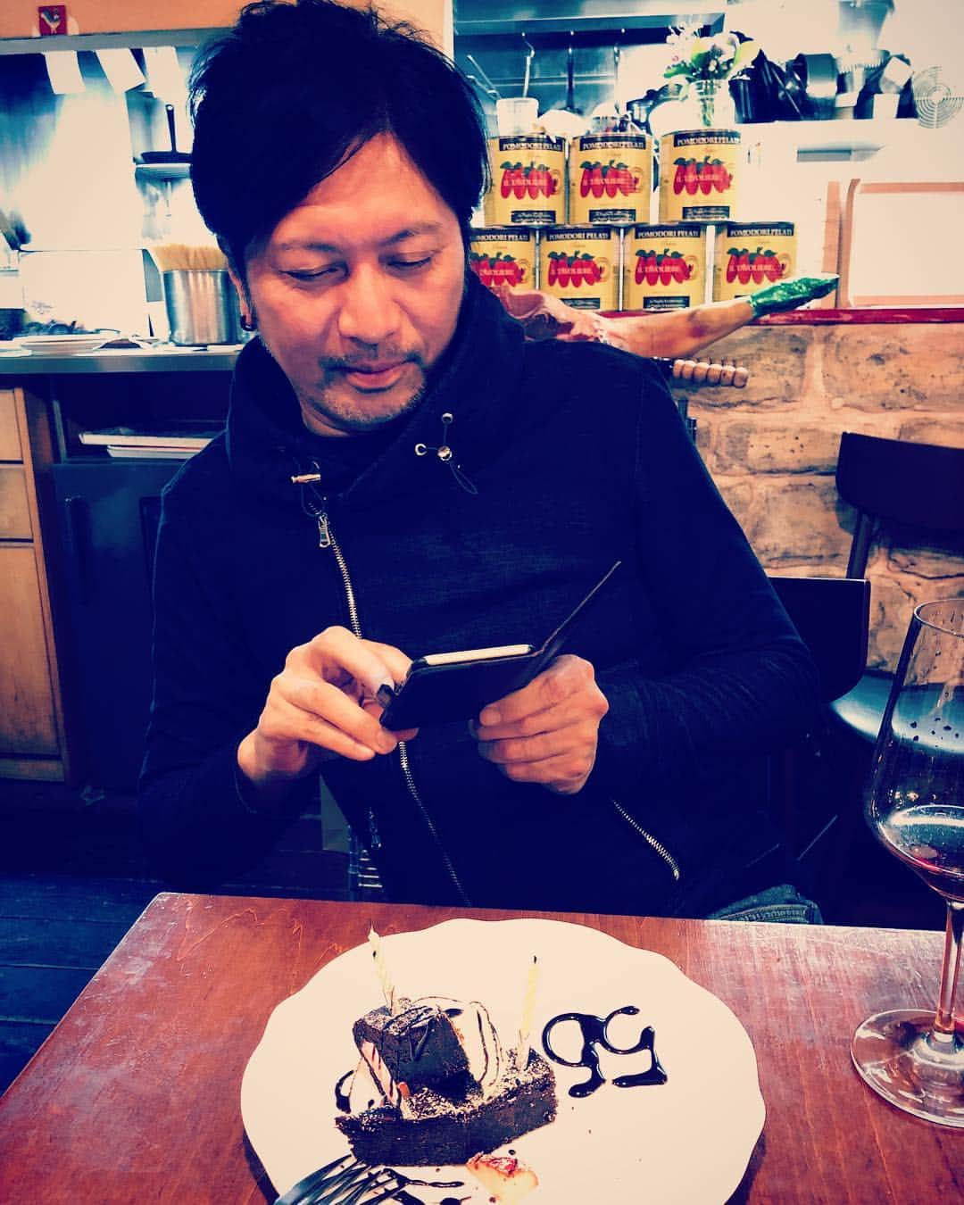 JILLさんのインスタグラム写真 - (JILLInstagram)「今日は渡邉くんのお誕生日。  行きつけのイタリアンにて、渡邉56という芸名のような名前で呼んで頂き、おめでとうデザート㊗️を頂きましたぁ。  桜開花目前と共にのバースデー🌸 めでたい🌸めでたい🌸  昨夜は真夜中12時をまわって留学中の娘からハピバ電話がありました。  新潟のステージでもお祝いして頂いてありがたい。  またひとつWONDERFUL MEMORIES 増えました❣️ #personz  #jillpersonz #20190320 #wanderful_memories_tour #アーカイブDVD  #ツアースタンプリリース  #Jfnpark #ジャパニーズポップスラプソディ #personz.net @jillpersonz  #ワンダフルツアースタートサイコー #ツアー次回は金沢埼玉なり #渡邉56」3月20日 21時29分 - jillpersonz