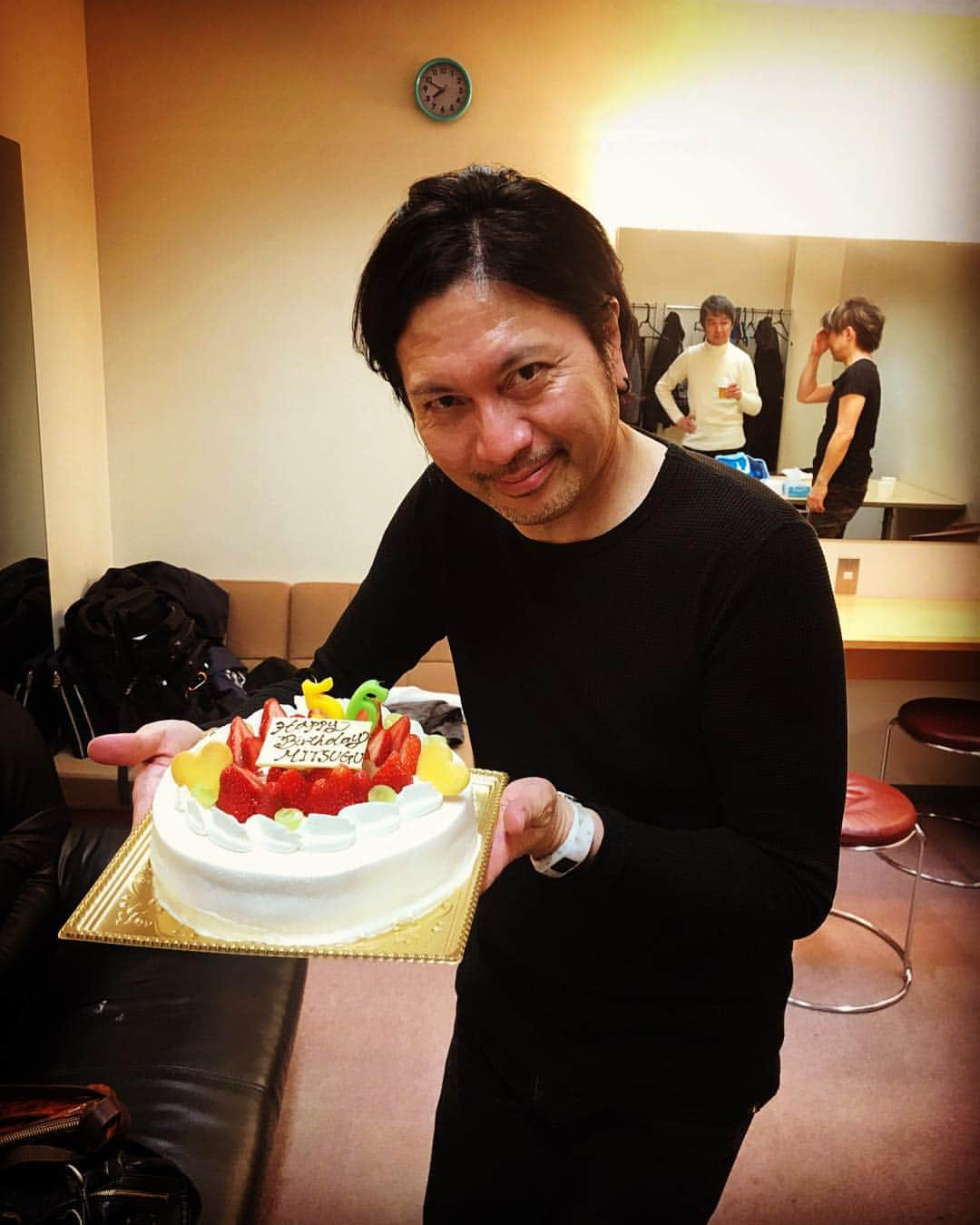 JILLさんのインスタグラム写真 - (JILLInstagram)「今日は渡邉くんのお誕生日。  行きつけのイタリアンにて、渡邉56という芸名のような名前で呼んで頂き、おめでとうデザート㊗️を頂きましたぁ。  桜開花目前と共にのバースデー🌸 めでたい🌸めでたい🌸  昨夜は真夜中12時をまわって留学中の娘からハピバ電話がありました。  新潟のステージでもお祝いして頂いてありがたい。  またひとつWONDERFUL MEMORIES 増えました❣️ #personz  #jillpersonz #20190320 #wanderful_memories_tour #アーカイブDVD  #ツアースタンプリリース  #Jfnpark #ジャパニーズポップスラプソディ #personz.net @jillpersonz  #ワンダフルツアースタートサイコー #ツアー次回は金沢埼玉なり #渡邉56」3月20日 21時29分 - jillpersonz