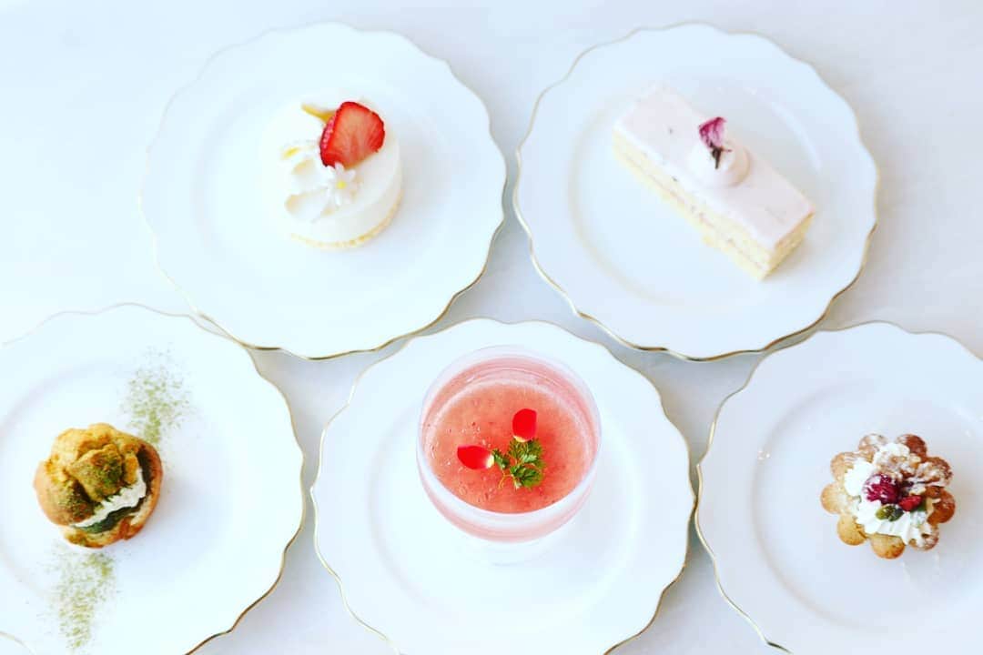 Café de Roseのインスタグラム：「. . 新作ケーキのご案内✨✨ 当店のケーキが春のケーキにモデルチェンジしました😍 🌸桜の葉マドレーヌ 🌸桜ショートケーキ 🌸抹茶シュークリーム 🌸フラワーチーズケーキ  そして、定番のローズゼリーの5種です。  5種のケーキの中からお好きな物を3種選べる人気メニュー、 「アフタヌーンティーセット」と 「Sweets Collection」✨✨ 是非この機会にご賞味くださいませ。  #caféderose #カフェドローズ #桂由美カフェ#桂由美ブライダルハウス #お城カフェ #乃木坂カフェ #乃木坂カフェ巡り #六本木カフェ巡り #六本木カフェ #アフタヌーンティー #アフタヌーン巡り#スイーツ #フォトジェニックスイーツ #フォトジェニックカフェ #桜 #桜すいーつ #春スイーツ #抹茶スイーツ #ショートケーキ #マドレーヌ #桜の香り #rose #rosetea #ばらのある風景 #甘い物好きな人にオススメ #甘い物好きな人とつながりたい #期間限定スイーツ」