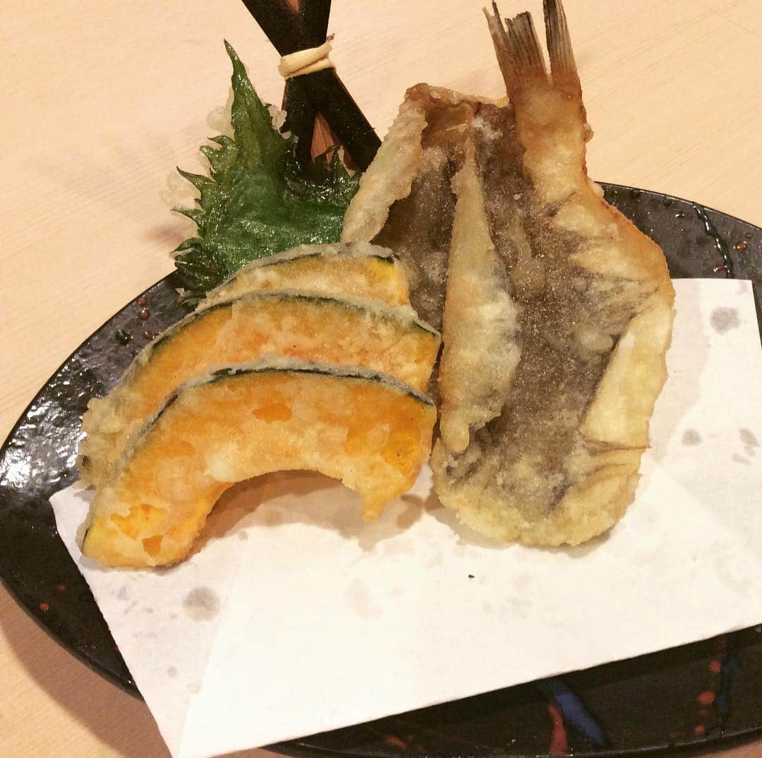 北海道 知床漁場 近鉄奈良駅前店さんのインスタグラム写真 - (北海道 知床漁場 近鉄奈良駅前店Instagram)「こんにちは😃  本日ご紹介させていただくのはカレイの天ぷらです。 大葉の天ぷら、カボチャの天ぷら、カレイの天ぷらの3種類です。 とても美味しためオススメの一品です。  #知床漁場#近鉄奈良#魚#カレイ#カボチャ#大葉#天ぷら#オススメ」3月20日 21時30分 - yangnyeom55.nara