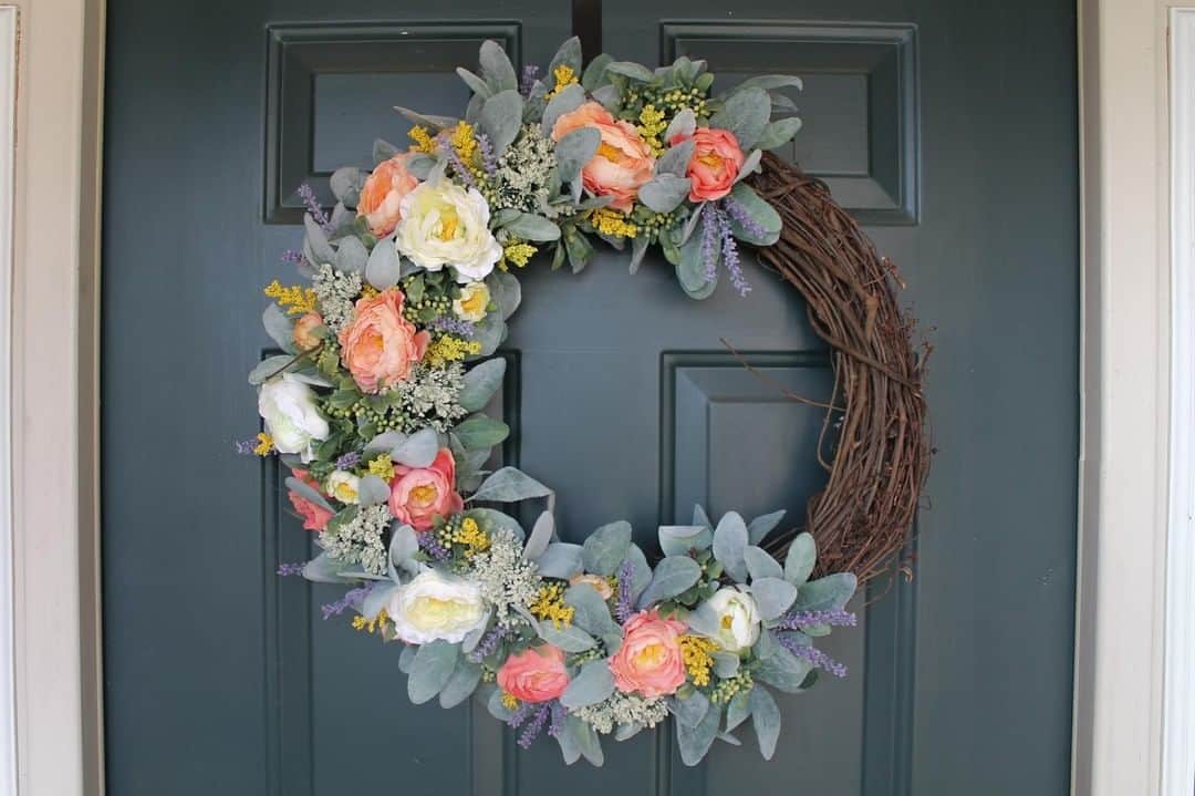 HGTVさんのインスタグラム写真 - (HGTVInstagram)「Happy First Day of #Spring! Even if it doesn't truly feel spring-like where you live, these festive flowery wreaths will brighten your day whenever you walk in the door. 🌸🌺🌷Get spring-inspired at the link in our bio. . . . #flowers #DIY #crafts #decor #wreath #design」3月20日 21時30分 - hgtv