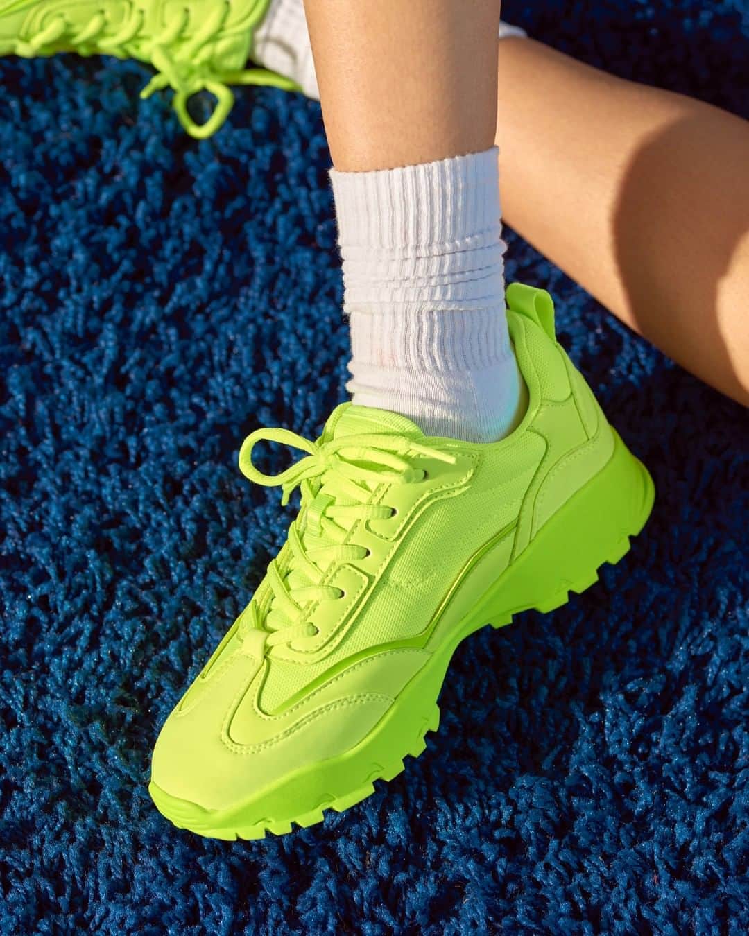 ASOSさんのインスタグラム写真 - (ASOSInstagram)「Rule number one in sneaker culture? Keep your kicks clean! ✨ ♻️ Spot clean them with a toothbrush on the regs to keep 'em fresh and in mint condish for longer 🔎 ASOS DESIGN neon trainers (coming soon) 🗣 Image description: neon sneakers being worn with white socks」3月20日 21時32分 - asos