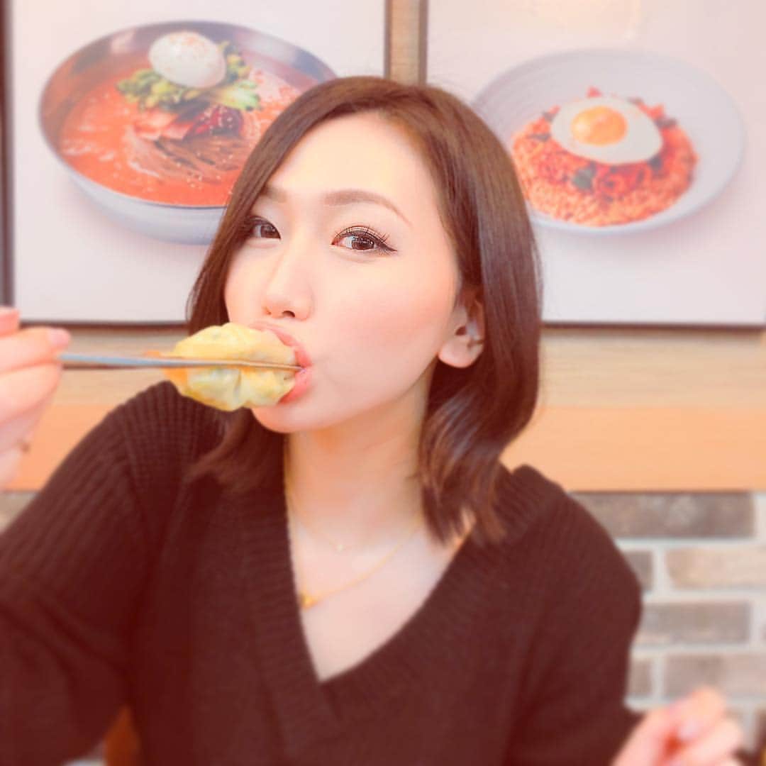 佐山愛のインスタグラム：「❤︎ ・ 韓国でのご飯中、 おっしーが撮ってくれた私 ・ 大きいエビ餃子🦐🥟 ・ お口いっぱい頬張って食べると より美味なのでした💜 ・ あー、お腹すいた！！」