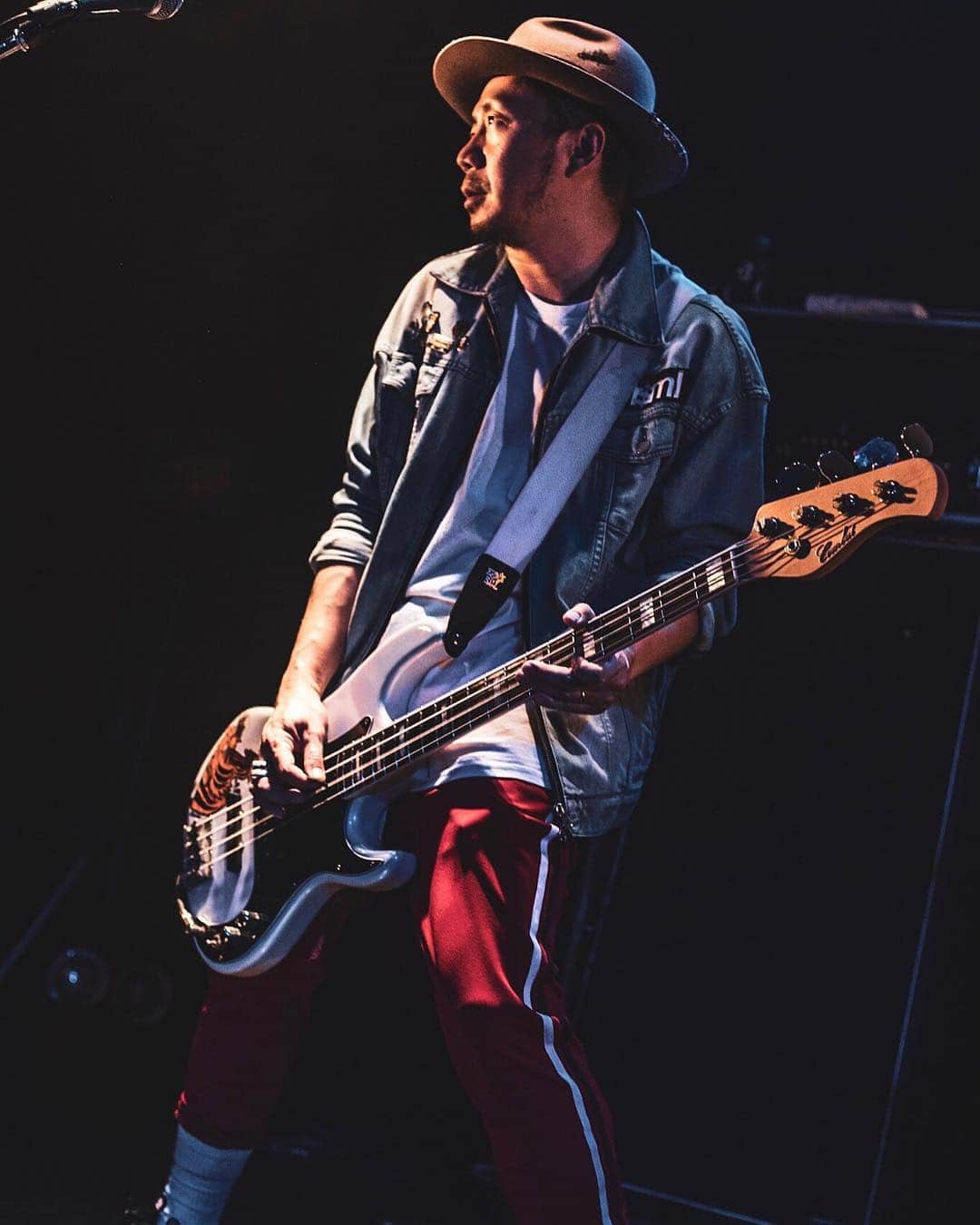 のインスタグラム：「Blood In Blood Out ファイナルはSUPER BEAVERと 音楽はもちろんなんだけど ピュアな奴らで本当好き photo by @nekoze_photo  #thebonez #superbeaver  #msml#msmltokyo #combatguitars  #adidasoriginals」
