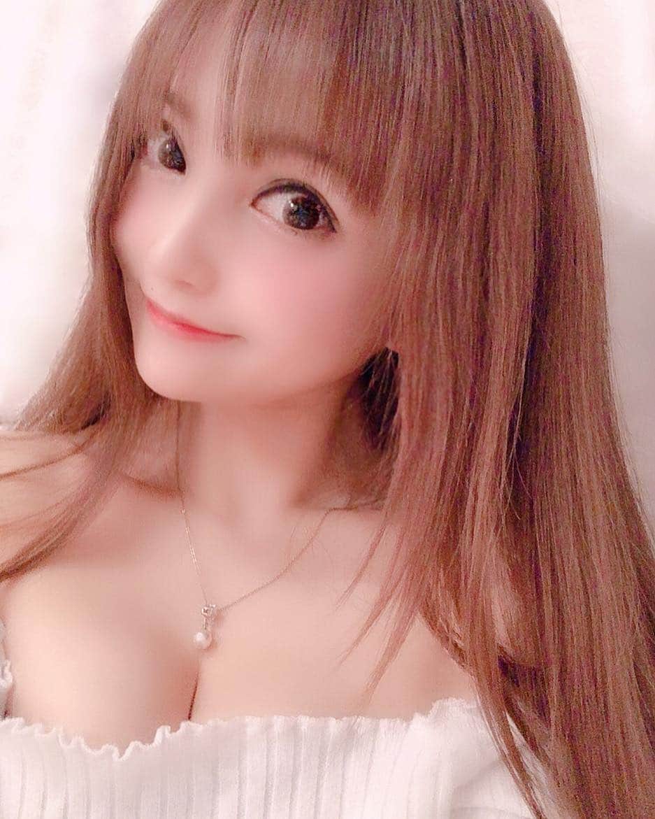 宇佐美あいりさんのインスタグラム写真 - (宇佐美あいりInstagram)「こんばんみ🐰💓今日は暖かいね🤗✨明日は皆さんお休みかな？♬あいりんはラジオだよーん꒰*´∀`*꒱✨明日は渋谷に集合ね(∗ ˃͈ 艸 ˂͈ ∗)会いに来て下さい♡ #グラドル自画撮り部#グラドル自撮り部#童顔#babyface#sexy#섹시#美人#sexy#cute#エロ#エロカワ#お姉さん#谷間#巨乳#胸#fカップ#おっぱい#美乳#巨乳好き#巨乳#f#cup#japanesegirl#猫顔#followme」3月20日 21時36分 - airi.usami_official