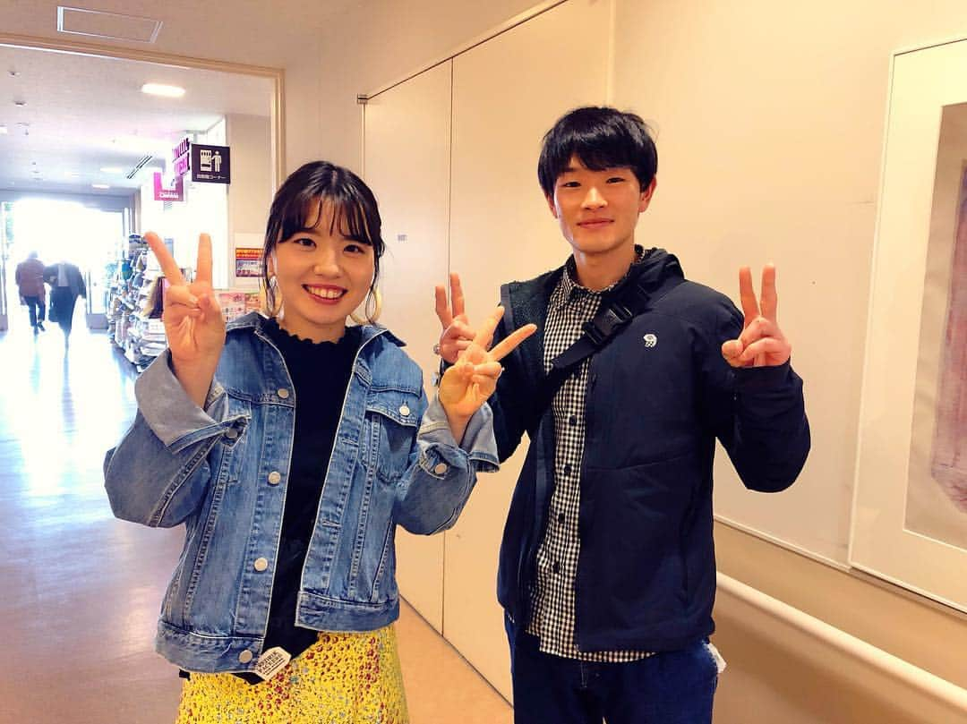 興梠友理さんのインスタグラム写真 - (興梠友理Instagram)「【術後7日目/ 7 days after surgery】 Another friends’ visit, thanks for the fun time😘 ・ 今日で術後1週間、早いなー😅 ・ 昨日は岳ちゃんが、そして今日はよーさん&なっちゃんカップル(写真)がお見舞いに来てくれたー🥰 ・ お見舞いが外界との唯一の接点だから、本当にありがたい🙇‍♀️コーヒー&ドーナツごちそうさまでした💕 ・ リハビリの方は筋力は少しずつ付いているのは実感するものの、膝裏がまだしっかり伸びきらないから、歩き方がぎこちないのが自分の中では一番の課題。 ・ PTさんのメンテナンスに加えて、自分でも頻繁にストレッチをするようにしたから、これで改善されることに期待‼️ ・ あまりネタもないので、今日は今までで一番美味しかった朝食・昼食・夕食の写真で〆ますwww ・ ◆朝食→ロールパンが温かくて美味しいから朝食は基本パン。自分の中ではパンプキンスープとロールキャベツが両方めっちゃ好き♪ ◆昼食→サーモンと野菜のソースがさっぱりだけど美味しかった♪マンゴーも好き。 ◆夕食→サバ味噌最高♪ ・ #努力は絶対裏切らない #ろぎ子の復活までの記録 #膝脱臼 #複合靭帯損傷 #前十字靭帯断裂 (ACL) #後十字靭帯断裂 (PCL) #内側側副靱帯断裂 (MCL) #内側膝蓋大腿靭帯断裂 (MPFL)  #前十字靭帯再建 #後十字靭帯再建 #半月板縫合 #半月板部分切除 #nevergiveup #roadtorecovery #kneeinjury #kneeinjuryrecovery #kneeinjuryrehab #multipleligamenttears #aclrecovery」3月20日 21時37分 - yuri_rogi