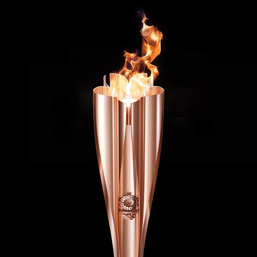 のインスタグラム：「Today, the Tokyo Organizing Committee of the Olympic and Paralympic Games (Tokyo 2020) unveiled the design of the torch that will be used during the Tokyo 2020 Olympic Torch Relay. The unveiling comes exactly one year before the flame is due to arrive from Greece at Matsushima Airbase in Miyagi Prefecture. The torch’s design, conceived by celebrated designer Yoshioka Tokujin, resembles that of a traditional Japanese “sakuramon” (cherry blossom emblem). It was created using the same aluminum extrusion technology employed in the manufacture of Japan’s shinkansen. ©Tokyo 2020 . . . . . #tokyoolympics #olympics #olympictorch #sports #五輪」