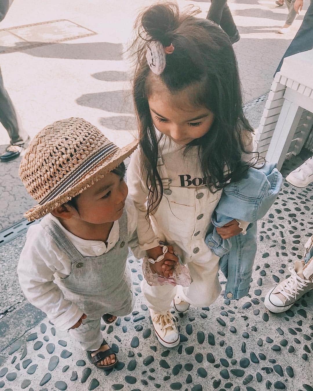 のインスタグラム：「. いつも面倒見てくれて 今日もずっと手繋いで遊んでくれた 可愛い可愛いりーちゃん💞💞 春から小学生だなんて😭🌸✨ これからも変わらず遊んでね👫 #善太のいる生活 #ゆるりとした生活」