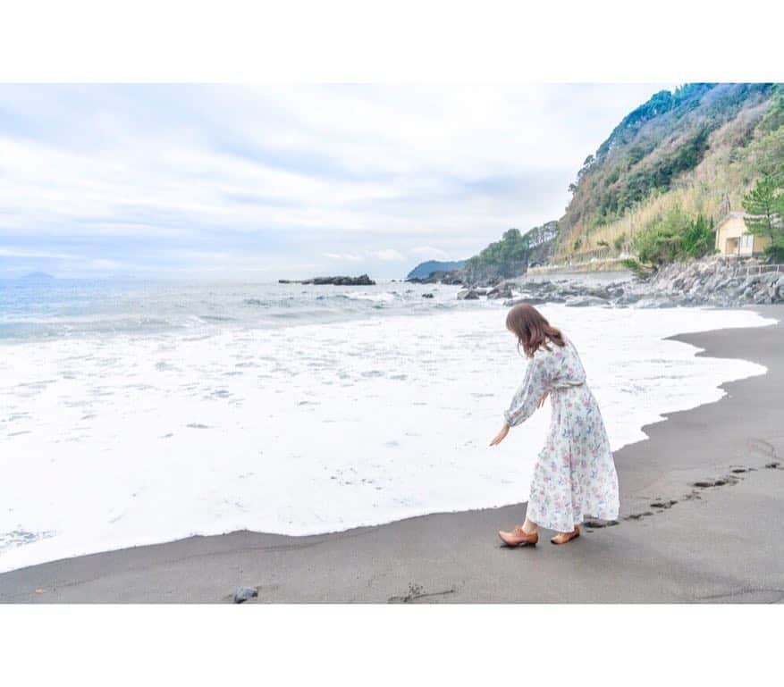 浅井麻里さんのインスタグラム写真 - (浅井麻里Instagram)「🌺🌺 . バリなうー💕 . …みたいな雰囲気だけど、ここ伊豆！！ . の撮影でお世話になったリゾートホテル✨ コルテラルゴ伊豆高原さんでの 撮影記事が公開されました❤️(*´ω`*) . 撮影当日わたしがインスタにアップした写真や ストーリーもすごく反響あった！ この、お部屋からそのまま露天風呂へ♨️の 豪華なバリスイートでのいろんな写真が 掲載されてるから見てみてね💕🌺 . お部屋の扉を開けたらすぐ露天風呂！って ほんとに最高すぎた…❤️🤤 . . 他のお部屋も、いろんな国モチーフになってて とっても素敵だった！✨ 各お部屋やホテル内レストランやお料理、 近くの海での写真などなど掲載中🌊 . . ストーリーに記事のリンク貼ったから そこから飛んでねー🎵😆 . . . #コルテラルゴ伊豆高原#コルテラルゴ#ホテル#伊豆#伊豆高原#リゾートホテル#ハヤリタビ#らすおも#トレンドメーカーになりたいの#旅色#旅色プラス#タビジョ#taviレポ#tabijyo_hotel」3月20日 21時41分 - mari_asai_625