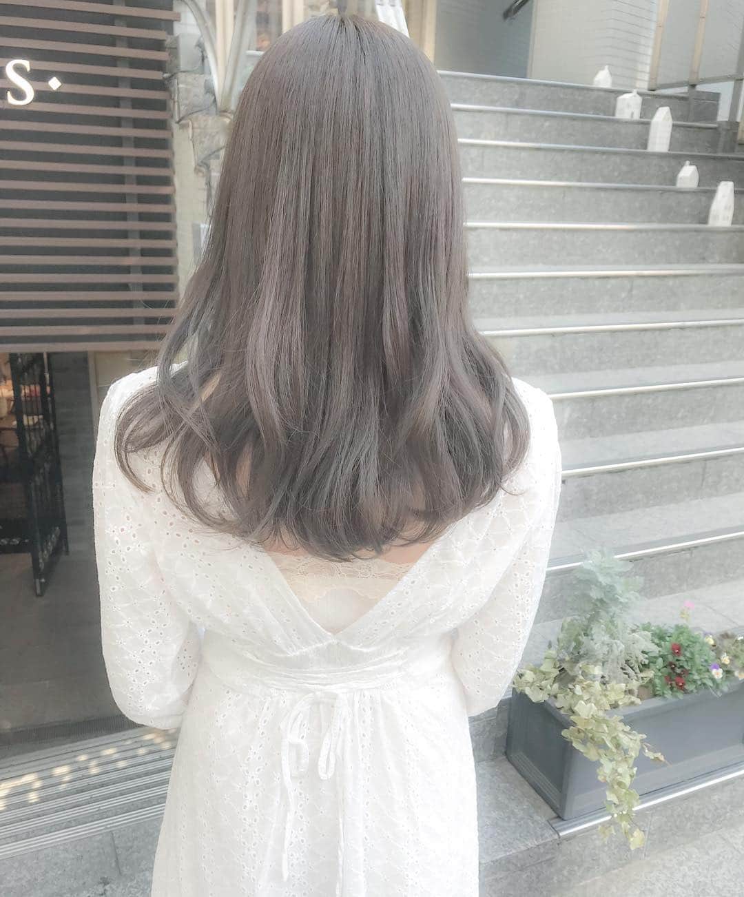 佃加菜さんのインスタグラム写真 - (佃加菜Instagram)「pale olive beige🌿 白いワンピースに柔らかい北欧オリーブベージュ♡ 赤みのないオリーブは髪の毛をほわっと柔らかくしてくれます♡ . 本っ当に可愛かった😭🌿♡ . みんなの春服が可愛いすぎるので、 映るように載せよう😚♡ . スイートでナチュラルな女の子に♡🌼 . #shima #shima_daikanyama #sweet #natural #cosmekitchen」3月20日 21時42分 - tsukuda_kana
