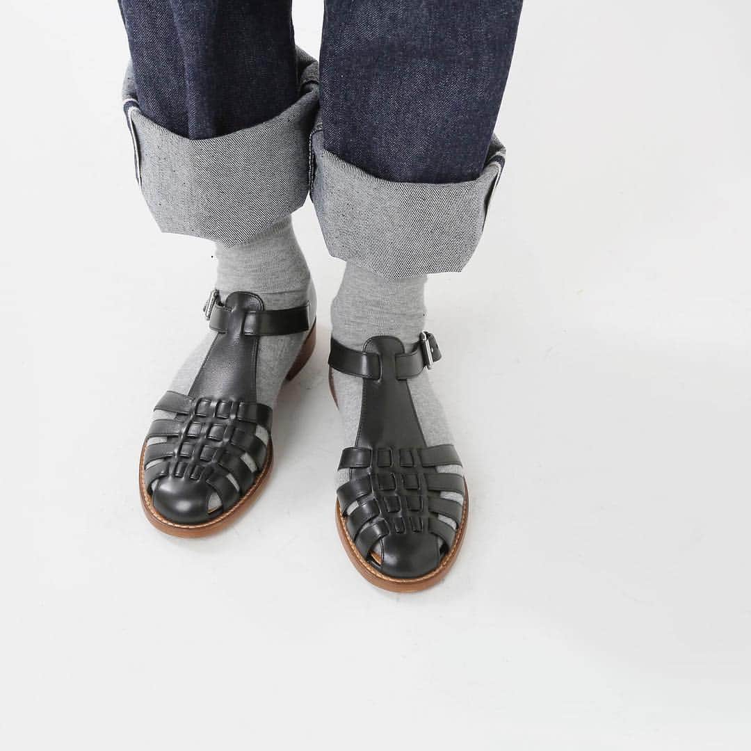 アランチェートさんのインスタグラム写真 - (アランチェートInstagram)「英国紳士靴の老舗メーカーCHURCH'S(チャーチ)より、品格漂う上質なレザーの編み込みとシャープなシルエットがクラシカルなサンダルが届きました。ローヒールで歩きやすく安定した履き心地を楽しめる1足。控えめな光沢が美しいアッパーは履くほどに風合いが豊かになるレザー。足元から少しかっちり感のある佇まいに。 . Church's(チャーチ)レザーメッシュ編みフラットサンダル dx0001 . ●画像をタップすると商品ページをご覧いただけます . #aranciato #piudiaranciato #aranciato_code #アランチェート #CHURCHS #チャーチ #レザーサンダル #sandal #今日の足元 #マニッシュ #置き画倶楽部 #夏服 #2019ss #2019春夏」3月20日 21時44分 - aranciatobuyer