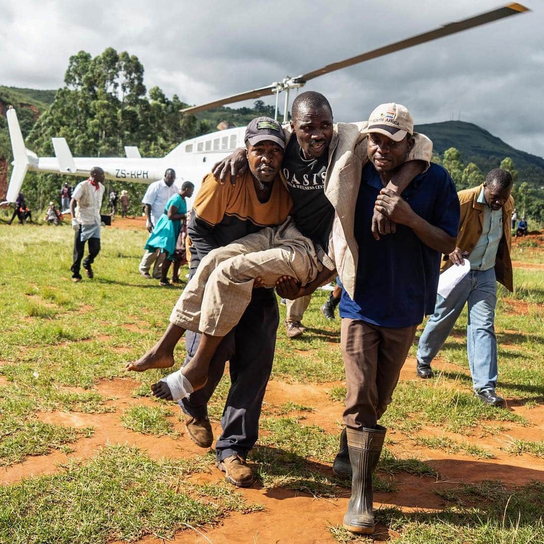 NBC Newsさんのインスタグラム写真 - (NBC NewsInstagram)「A wounded survivor is evacuated by helicopter from Chimanimani after the area was hit by #CycloneIdai, which could prove to be the deadliest storm in generations to hit southern #Africa. More at the link in our bio. . 📷 Zinyange Auntony / @afpphoto」3月20日 21時45分 - nbcnews