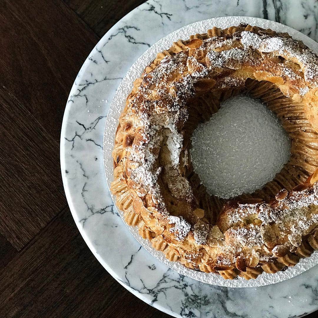 Samantha Leeさんのインスタグラム写真 - (Samantha LeeInstagram)「Paris-Brest, you had me at hello💘! The classic of french baking, a round choux pastry filled with praline creme mousseline.  #leesamantha」3月20日 21時45分 - leesamantha