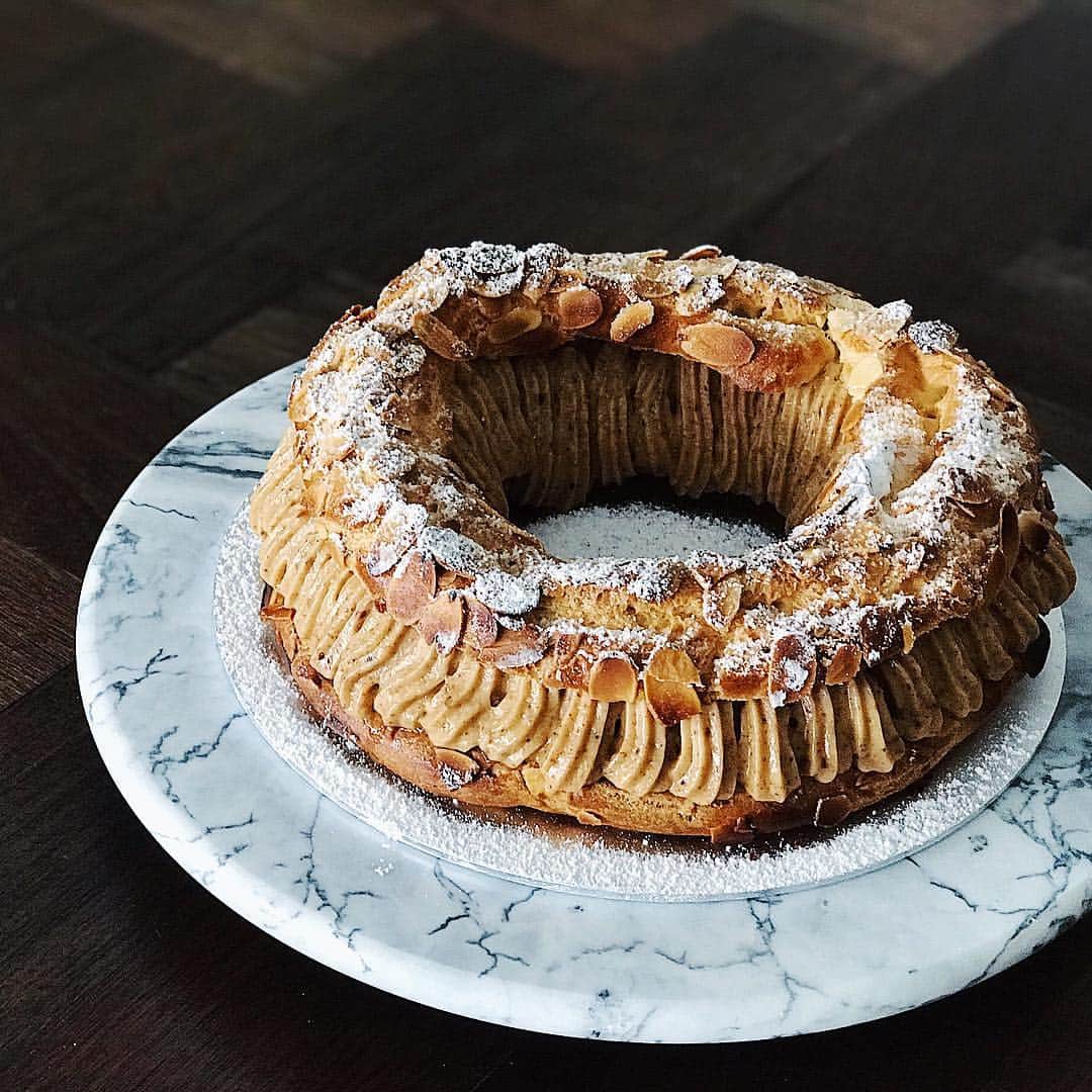 Samantha Leeのインスタグラム：「Paris-Brest, you had me at hello💘! The classic of french baking, a round choux pastry filled with praline creme mousseline.  #leesamantha」