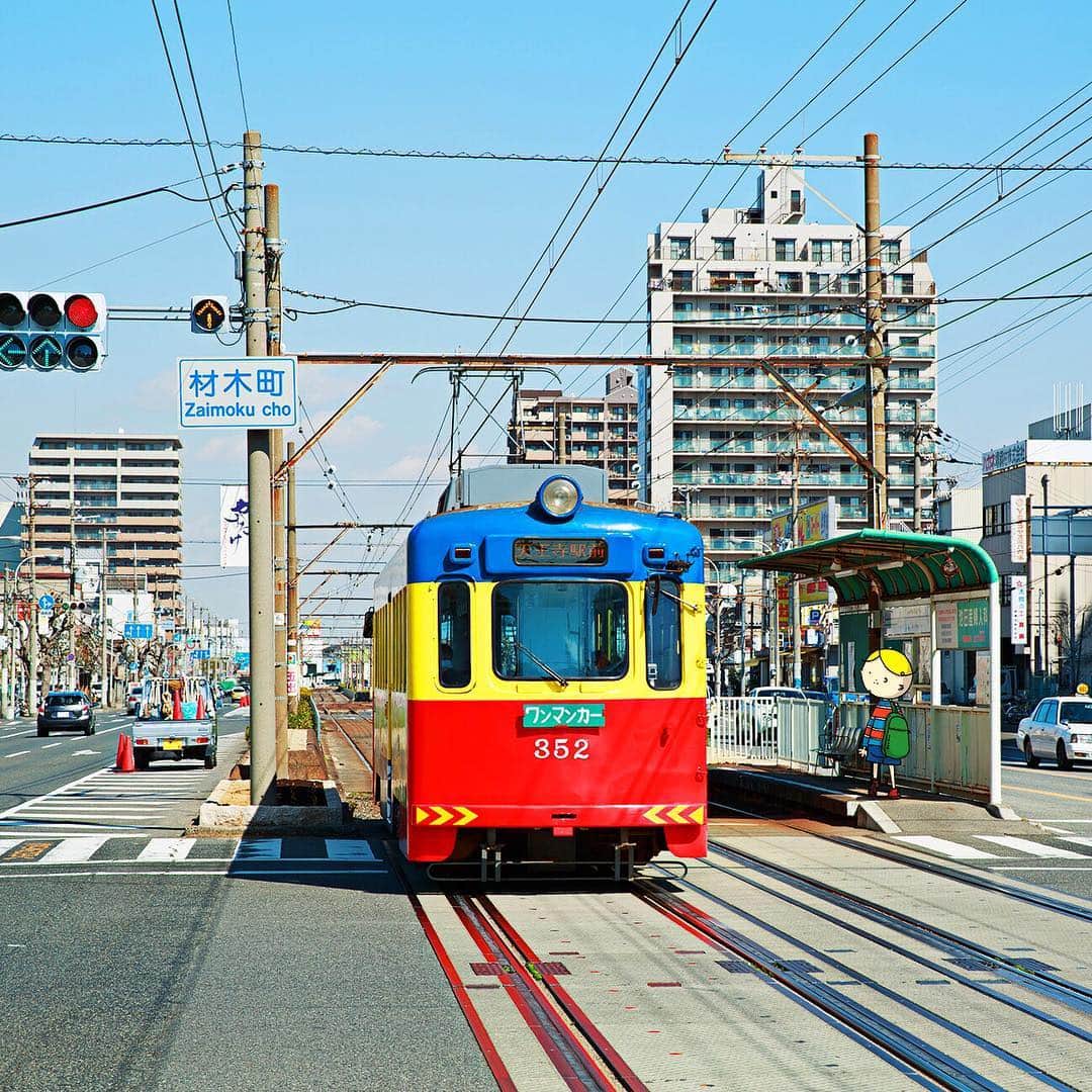 のインスタグラム：「The Hankai Tram is so cute it almost looks like a toy! You can see all the  cute tram designs on the streets of Sakai. It's fun to ride, but just seeing it is lots of fun too! ･ まるでおもちゃの電車みたい♪ 堺市を走る「ちん電」はめっちゃCuteなデザインがいっぱい!! 見ても乗っても楽しいなっ♪ ･ #streettram #hankai #sakai #阪堺電車 #チン電 #堺 #withOsakaBob #OSAKA #maido」