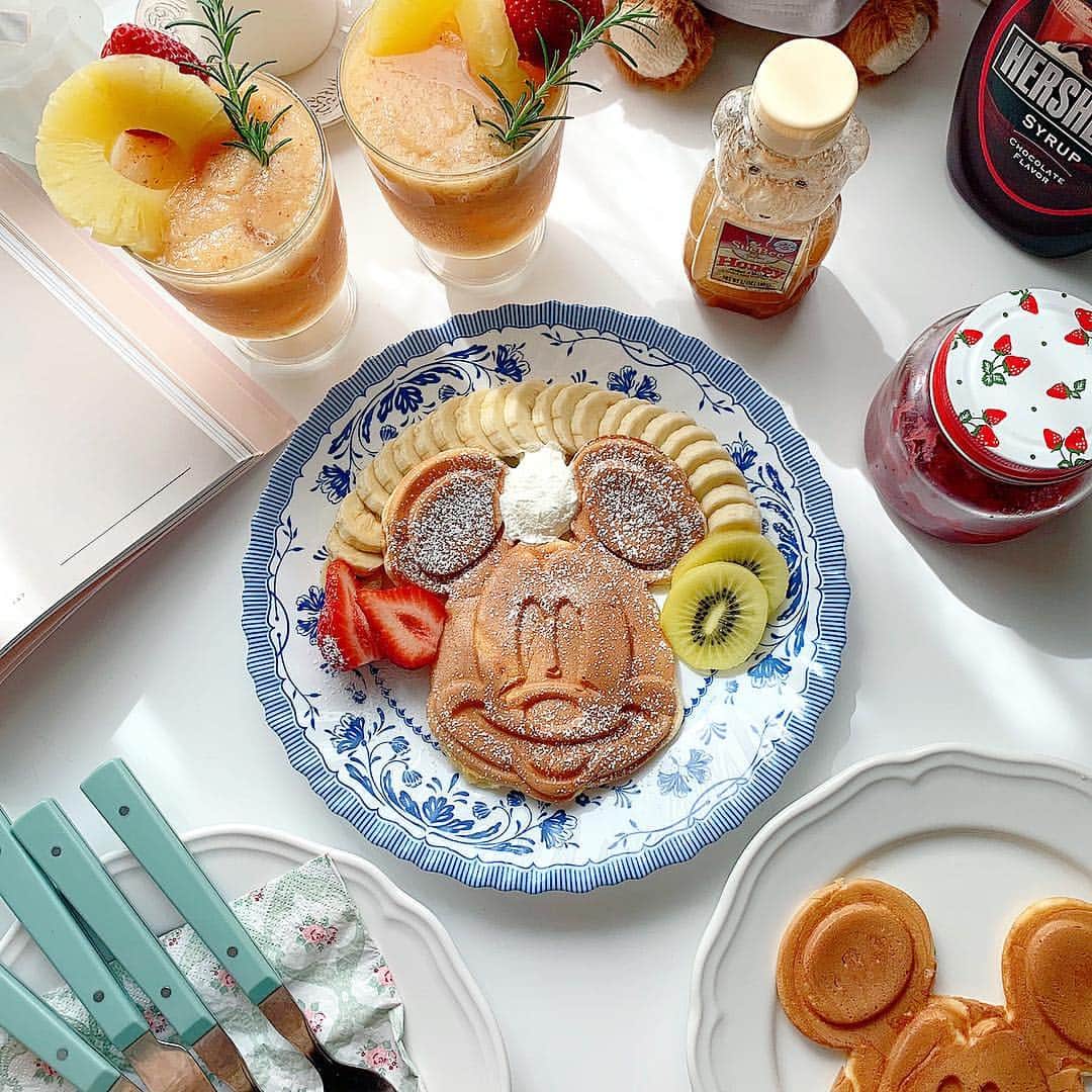 のインスタグラム：「﻿ ﻿ めぐシェフ👩🏼‍🍳による﻿﻿ #kasimeguモーニング 第2弾🍳﻿﻿ ﻿﻿ 念願のミッキーケーキ🥞と﻿﻿ 特製ドリンク🍹﻿﻿ ﻿﻿ おいしすぎた~！﻿﻿ さすがです... @kasimegu 💕﻿﻿ ﻿﻿ #morning﻿﻿ ﻿」