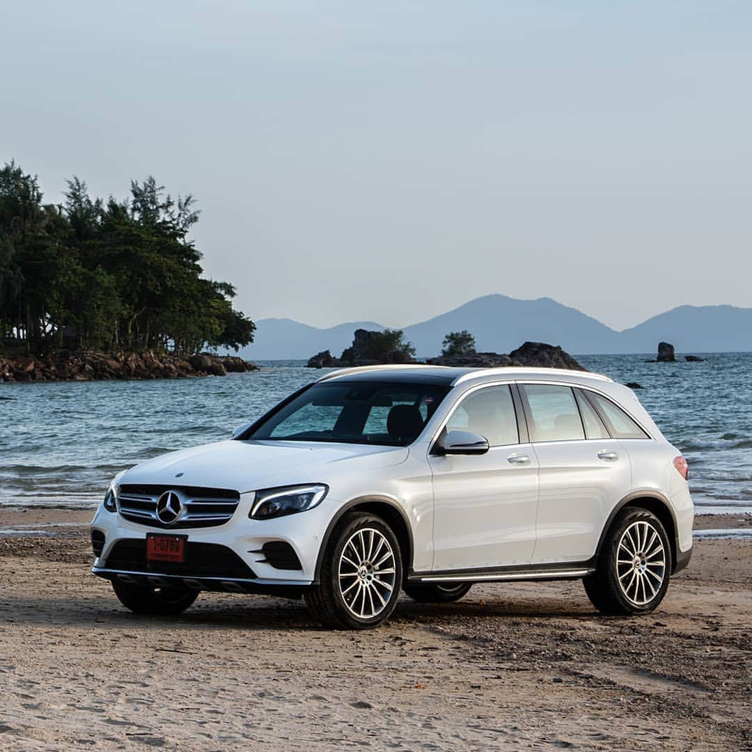 Mercedes-Benz Thailandさんのインスタグラム写真 - (Mercedes-Benz ThailandInstagram)「เติมเต็มวันหยุดที่แสนพิเศษในหน้าร้อนของคุณด้วยรถยนต์ Mercedes-Benz GLC  เริ่มต้นเพียง 35,500 บาท/เดือน สำหรับโปรแกรมมายสตาร์ หรือผ่อน 0% นาน 48 เดือน สำหรับโปรแกรมเช่าซื้อ ข้อมูลเพิ่มเติม www.mercedes-benz.co.th/promotions *อุปกรณ์บางส่วนในภาพอาจแตกต่างจากที่จำหน่ายจริง」3月20日 21時50分 - mercedesbenzthailand