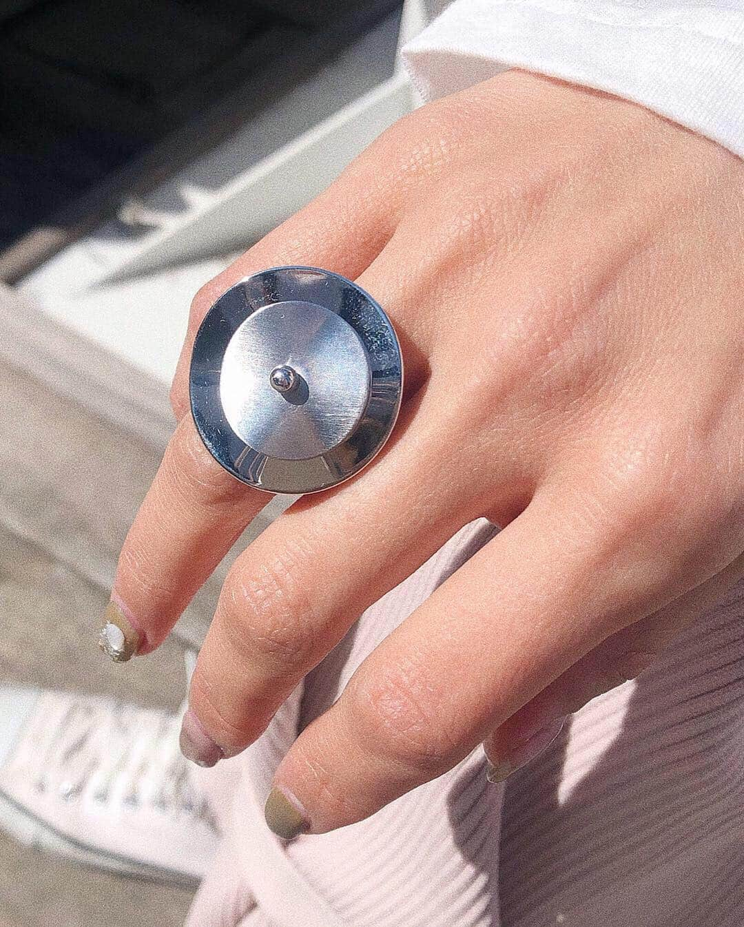 岩渕加恵さんのインスタグラム写真 - (岩渕加恵Instagram)「ring 💍 ring 💍 ring 毎日のリングあそびが楽っしいいい〜🤤💪💓 洋服に合わせて、毎朝リングとピアスを選ぶ時間がスキ💋 だいたいガチャガチャねww😂💍 ピアスもクリアボールで可愛いんだあ〜💓💓💓 #KLEAR #明日の新作 ♡ #リング #ピアス #リングコーデ #カジュアルコーデ #春コーデ #LOVE #accessories ♡」3月20日 21時50分 - kae0113