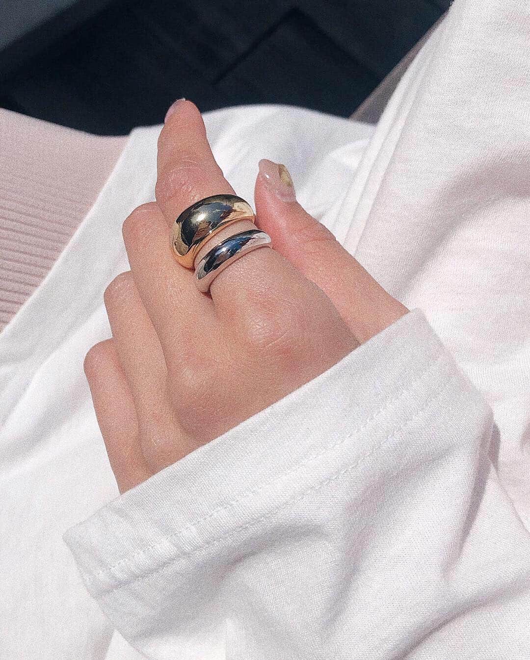 岩渕加恵さんのインスタグラム写真 - (岩渕加恵Instagram)「ring 💍 ring 💍 ring 毎日のリングあそびが楽っしいいい〜🤤💪💓 洋服に合わせて、毎朝リングとピアスを選ぶ時間がスキ💋 だいたいガチャガチャねww😂💍 ピアスもクリアボールで可愛いんだあ〜💓💓💓 #KLEAR #明日の新作 ♡ #リング #ピアス #リングコーデ #カジュアルコーデ #春コーデ #LOVE #accessories ♡」3月20日 21時50分 - kae0113