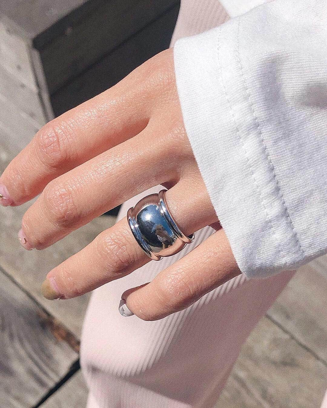 岩渕加恵さんのインスタグラム写真 - (岩渕加恵Instagram)「ring 💍 ring 💍 ring 毎日のリングあそびが楽っしいいい〜🤤💪💓 洋服に合わせて、毎朝リングとピアスを選ぶ時間がスキ💋 だいたいガチャガチャねww😂💍 ピアスもクリアボールで可愛いんだあ〜💓💓💓 #KLEAR #明日の新作 ♡ #リング #ピアス #リングコーデ #カジュアルコーデ #春コーデ #LOVE #accessories ♡」3月20日 21時50分 - kae0113