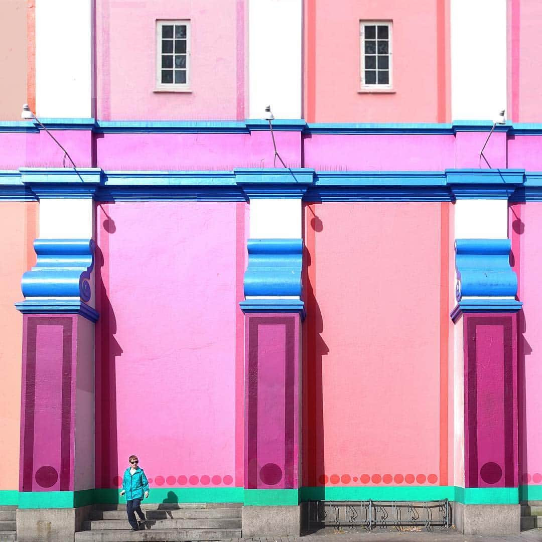 Paul Smith Japanさんのインスタグラム写真 - (Paul Smith JapanInstagram)「街がピンク色に彩られるころ。 この春夏はピンク色と何色を合わせる？ . Photography : @dsignerm . . . #PaulSmith #weseestripes #colours #photography #inspiration #ポールスミス」3月20日 21時51分 - paulsmithjapan