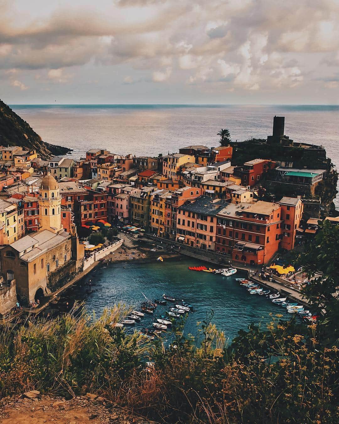 BEAUTIFUL DESTINATIONSさんのインスタグラム写真 - (BEAUTIFUL DESTINATIONSInstagram)「On a trip to the colorful seaside villages of Cinque Terre, would you start by doing a little cliffside hiking, checking out the local vineyards, or dining on the area's fresh seafood? Comment below to let us know! (📷: @donquiellumbera_ 📍: Cinque Terre)」3月20日 22時01分 - beautifuldestinations