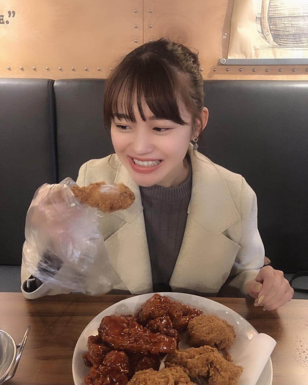 福見真紀さんのインスタグラム写真 - (福見真紀Instagram)「BBQチキン🍗 初めて食べたけどやっぱりわたしはKyoChon Chickenが好きかなぁ🤔  #bbqchicken #韓国旅行 #한국여행」3月20日 22時05分 - mak1ch1