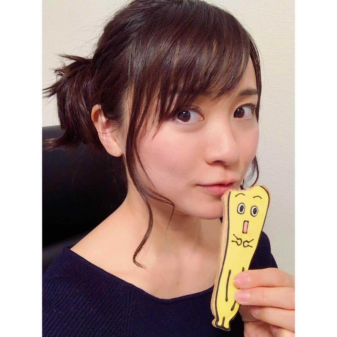 繁田美貴さんのインスタグラム写真 - (繁田美貴Instagram)「*＊ 夕食後のデザート☆ 美味でした😋 #先日  #テレ東 内 の  #チャリティーマルシェ で買った #ナナナクッキー #撮る前に #かじってしまった #ナナナ #ごめん (笑)」3月20日 22時06分 - handa_miki