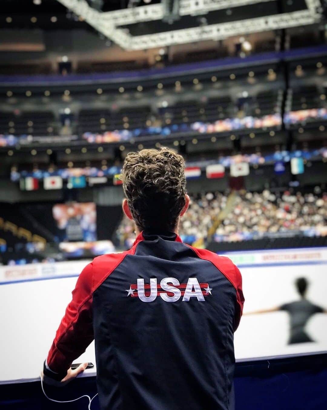 のインスタグラム：「‪This Arena! 😍 明日はこのすごいアリーナでショートプログラムです！😱🎉 集中の時間！‬ • 世界大会のあとで、僕はドナルドマクドナルドハウスに行きます！氷上に投げ込まれたヌイグルミは、東京のドナルド マクドナルド ハウスに寄付します。❤️‬ • 📸 : @isufigureskating ‪#WorldFigure #RMHC #DMHC #DMH  #familycenteredcare‬」