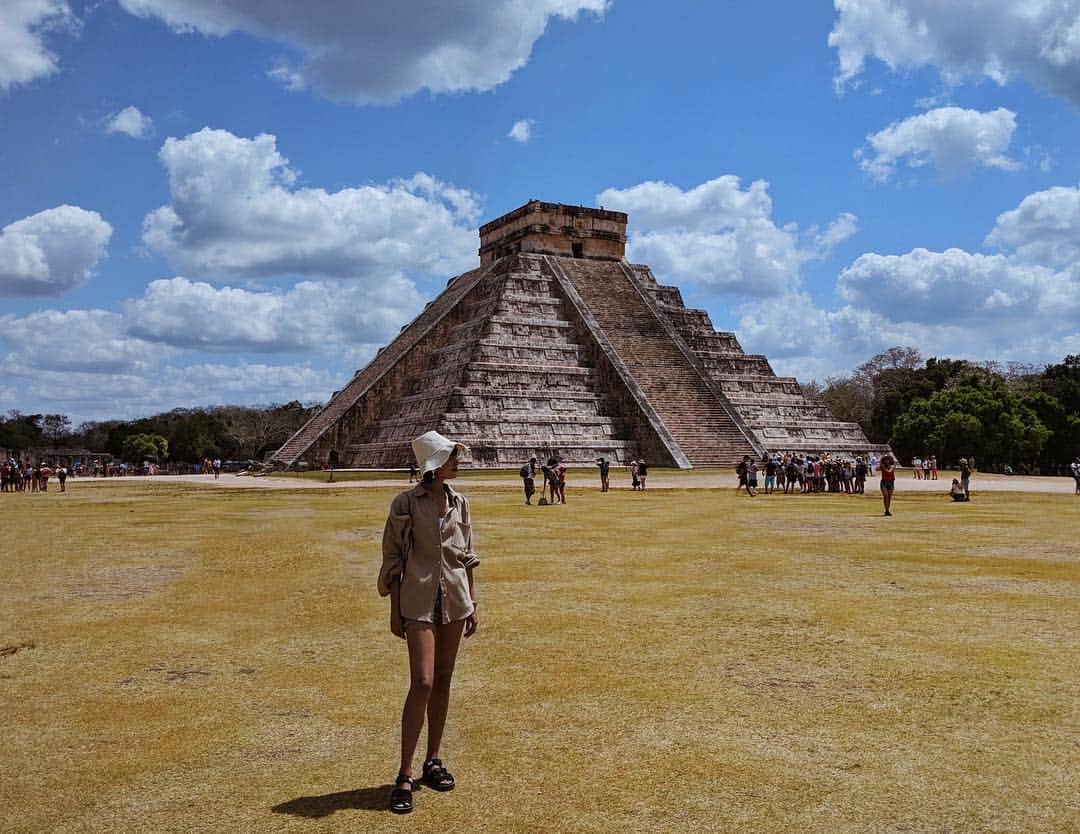 大屋夏南さんのインスタグラム写真 - (大屋夏南Instagram)「Mayan pyramid.  マヤのピラミッドがあるチチェンイッツァ遺跡。ピラミッドの階段は91段、4面を合計すると364段で、最上段の神殿の1段を足すとちょうど365段になる👀 春分の日と秋分の日にだけ、影の影響で側面に蛇が浮かび上がったり、目の前で手を叩くと反響して不思議な音がなったりと、もう🤯💫🙏🏻 ・ ・ #mexico #chichenitza #メキシコ #チチェンイッツァ #ホテルに帰ってからいろいろ調べまくってしまった」3月20日 22時09分 - __kana_oya__