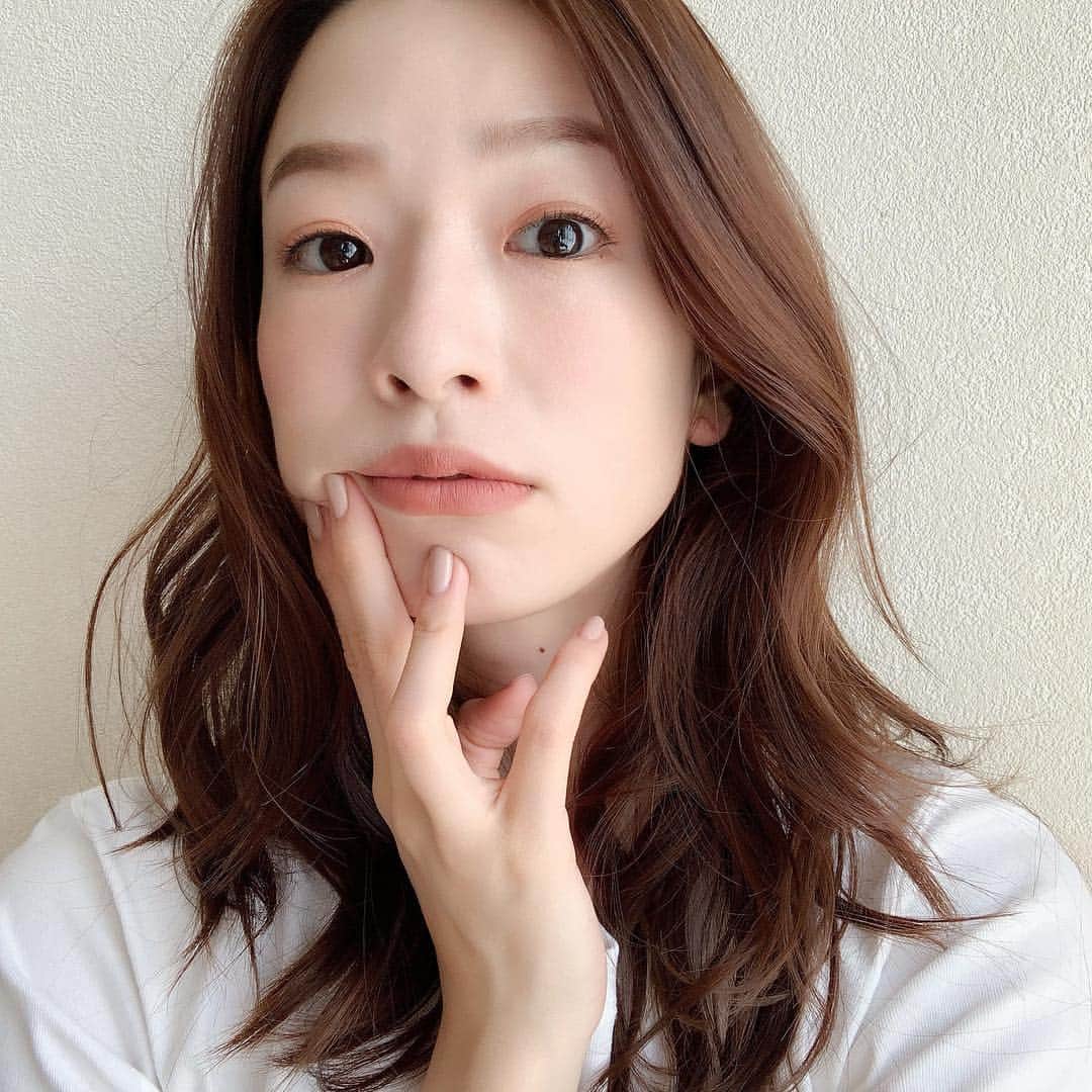 石井亜美さんのインスタグラム写真 - (石井亜美Instagram)「🦋 . ずーっとトライしてみたかったピーリング！！ @precious_mieux で初デビューしてきました😳 . 肌を直接触ってみてもらってから、 肌質に合うピーリングをセレクトしてもらうの！！ 今回は、乳酸菌ピーリングをしてもらいました🍃 . 自分でも驚くほどに肌がツルツルになり、 すっぴんでも胸を張れるほど！！笑 (いや張らないけど🤣🤣) . 予約開始とともによーいドン！で予約せねば 埋まってしまうので...！気になる方はprecious mieuxの アカウントをチェックしてみてね✨ 早くも、次回行きた〜い！！💚 . . #beauty #precious_mieux #ハーブピーリング #ピーリング #エステ #プレシャスミュー #肌質改善 #美容 #代々木上原」3月20日 22時09分 - ami_ishii_