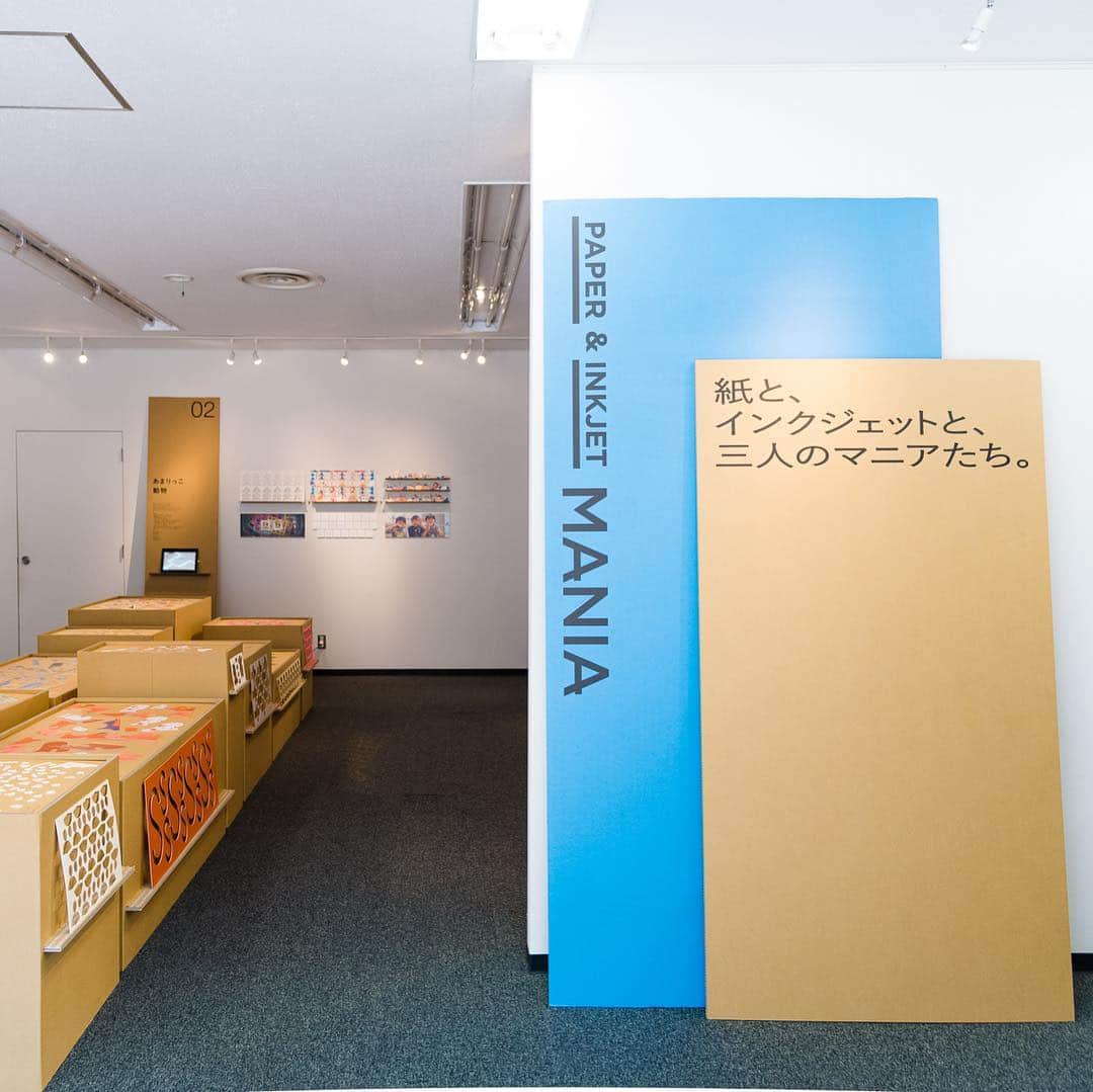 haconiwa / 箱庭さんのインスタグラム写真 - (haconiwa / 箱庭Instagram)「3月15日（金）〜3月30日（土）まで平和紙業株式会社のギャラリー「ペーパーボイス東京」で開催中の展示『PAPER & INKJET MANIA　紙と、インクジェットと、 三人のマニアたち。』 ・ 印刷で表現したとは思えない絵画のような作品や、紙の端材をテクノロジーとインクジェットで生き返らせた作品、紙と印刷を触感で楽しむ作品が展示されています。紙好き、印刷好きにはたまらない、紙とインクジェットの新しい可能性を発見できる展示です！ 詳しくは本日公開された箱庭の記事をチェックしてね。 http://www.haconiwa-mag.com/magazine/2019/03/paper-inkjet-mania/ ・ PAPER & INKJET MANIA　紙と、インクジェットと、 三人のマニアたち。 開催日：2019年3月15日(金)〜2019年3月30日(土) 定休日：日曜、祝日 開催時間：9:00〜18:00 開催場所・会場：ペーパーボイス東京 東京都中央区新川1-22-11 入場料：無料 @paper_and_inkjet_mania  @heiwa_paper @shoei_printing @seri_tanaka  @koyanagi2  @yagiaya.design ・ #紙とインクジェットと三人のマニアたち#paperandinkjetmania #paper #lnkjet #ink #mania #graphicdesign #graphic #design#print #shoei #yusukekoyanagi #seritanaka #ayayagi #展示 #紙 #印刷」3月20日 22時11分 - haconiwa_mag