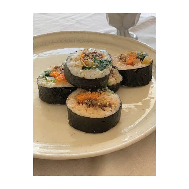 前田ゆかのインスタグラム：「今朝は胡麻をたくさん使った キンパ を巻いてみる。  春休みに入り お弁当を作らなくていいから 朝がゆっくりです✨  #春分の日#春休み#キンパ #maeyukareshipi」