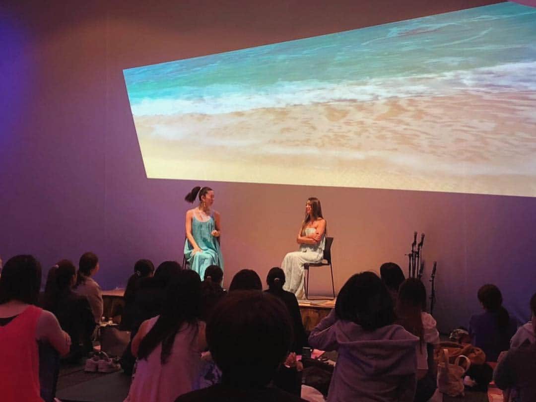 福田朋夏さんのインスタグラム写真 - (福田朋夏Instagram)「先日行われたYoga Japanで、わかちゃん @wakanozawa とのコラボでクラスをさせて頂きました。 わかちゃんの元気なエネルギーあるYogaを経験して頂いて、その後に海に潜る様に瞑想を経験してもらいました🧘‍♀️🐬✨ そして二人のトークショーと盛りだくさんで時間がたつのもあっという間でした😊 今回は海に潜る様に自分に潜っていくと言う初めての試みでした。わかちゃんから話を聞いた時に、ワクワクが止まらなくて、これはやらなくちゃだめなやつだ！✨✨と思いました。 楽しかったー！私が一番楽しんでたかも😂 来て頂いた皆さん、ありがとうございました！」3月21日 7時35分 - tomoka_fukuda