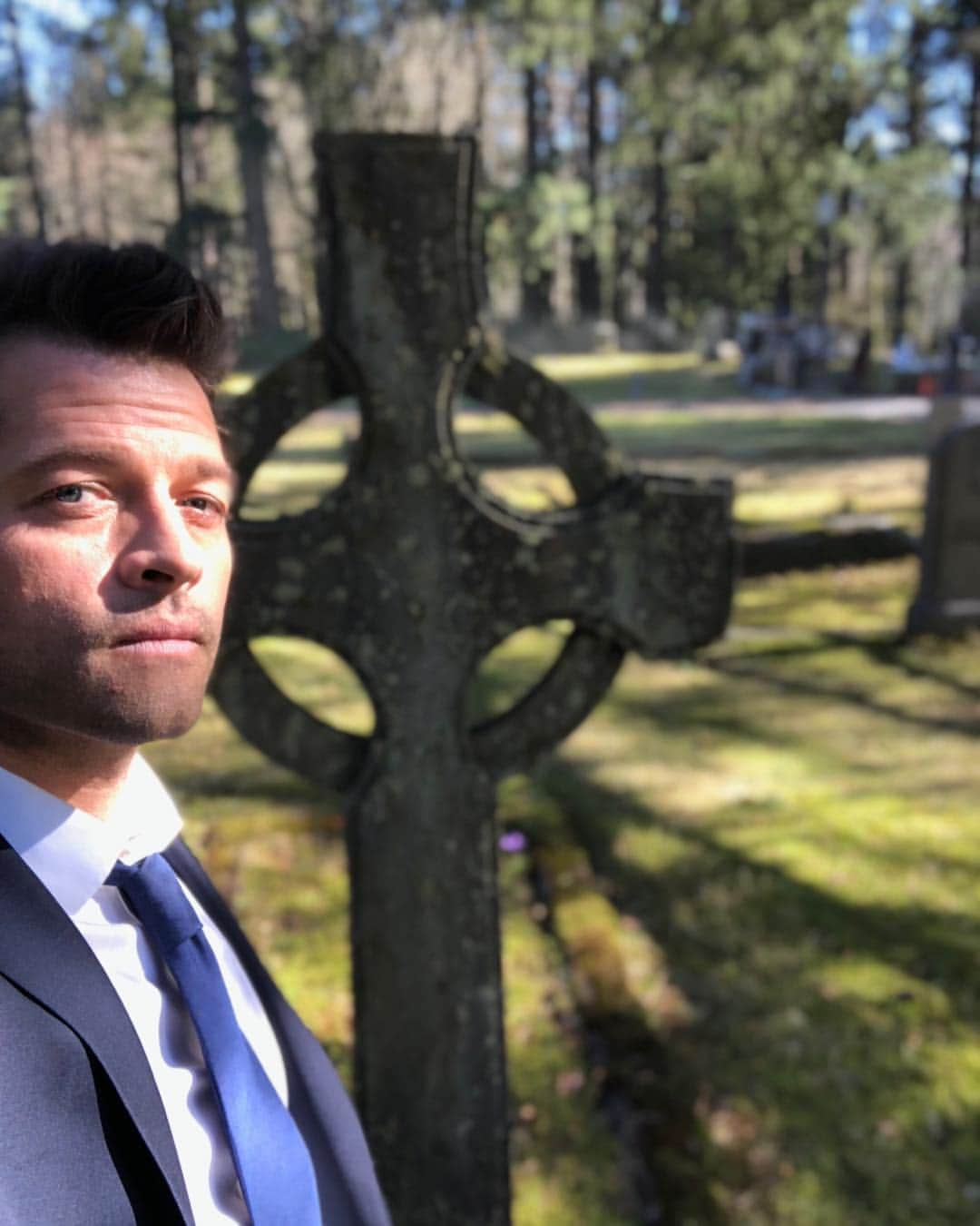 ミーシャ・コリンズさんのインスタグラム写真 - (ミーシャ・コリンズInstagram)「Shooting the final few days of Supernatural season 14 in the dappled light of an old graveyard. This is going to go down as one of the most epic finales of the series.」3月21日 7時36分 - misha