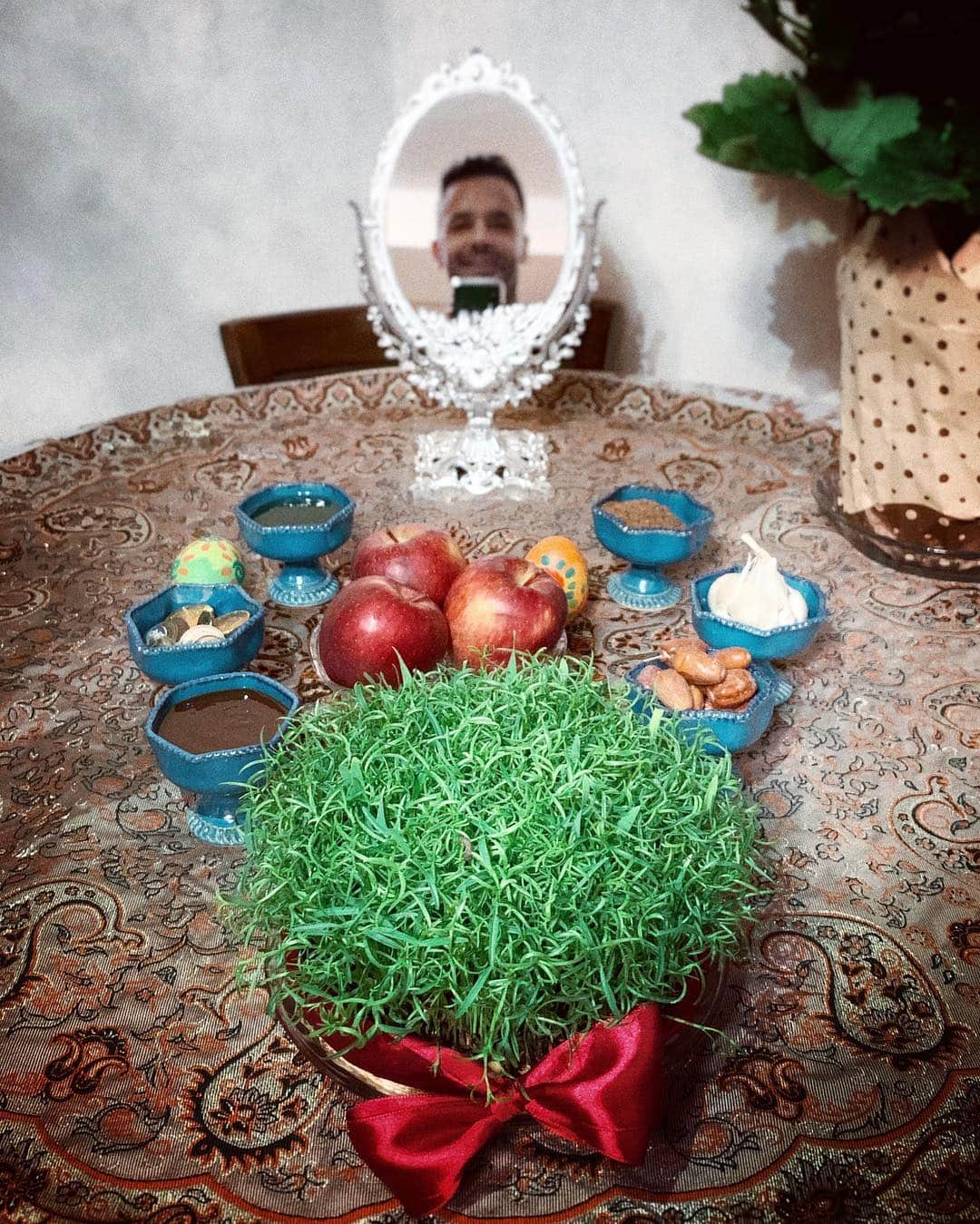 Sirvan Khosraviさんのインスタグラム写真 - (Sirvan KhosraviInstagram)「واسه تون آرزو دارم بهترينا رو. 🌷❤️ #happynowruz  #نوروز۹۸  #نوروز」3月21日 7時36分 - sirvankhosravi