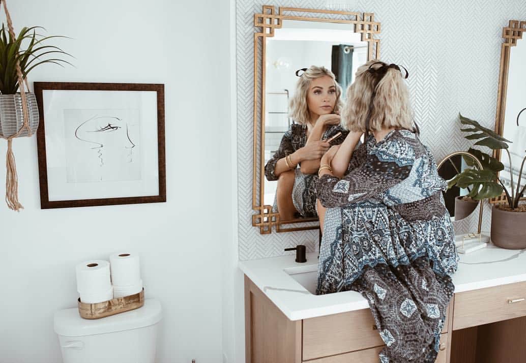 Cara Van Brocklinさんのインスタグラム写真 - (Cara Van BrocklinInstagram)「Am I the only one that goes to the bathroom to enjoy a five minute breather from the kiddos 😏? #ad (Not to mention, the bathroom is by far the cleanest room in my house) @charmin」3月21日 7時39分 - caraloren