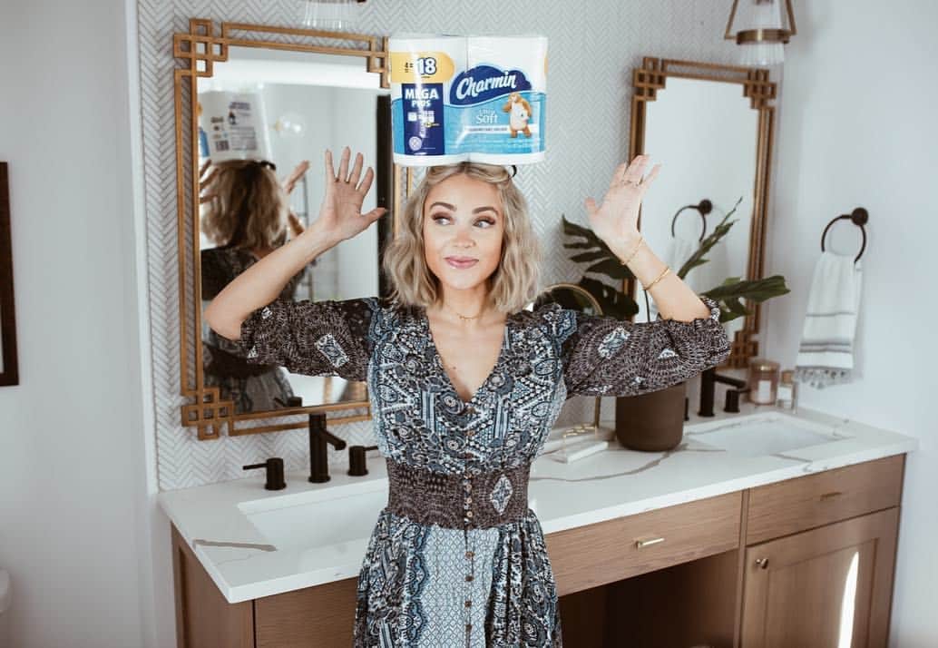 Cara Van Brocklinさんのインスタグラム写真 - (Cara Van BrocklinInstagram)「Am I the only one that goes to the bathroom to enjoy a five minute breather from the kiddos 😏? #ad (Not to mention, the bathroom is by far the cleanest room in my house) @charmin」3月21日 7時39分 - caraloren